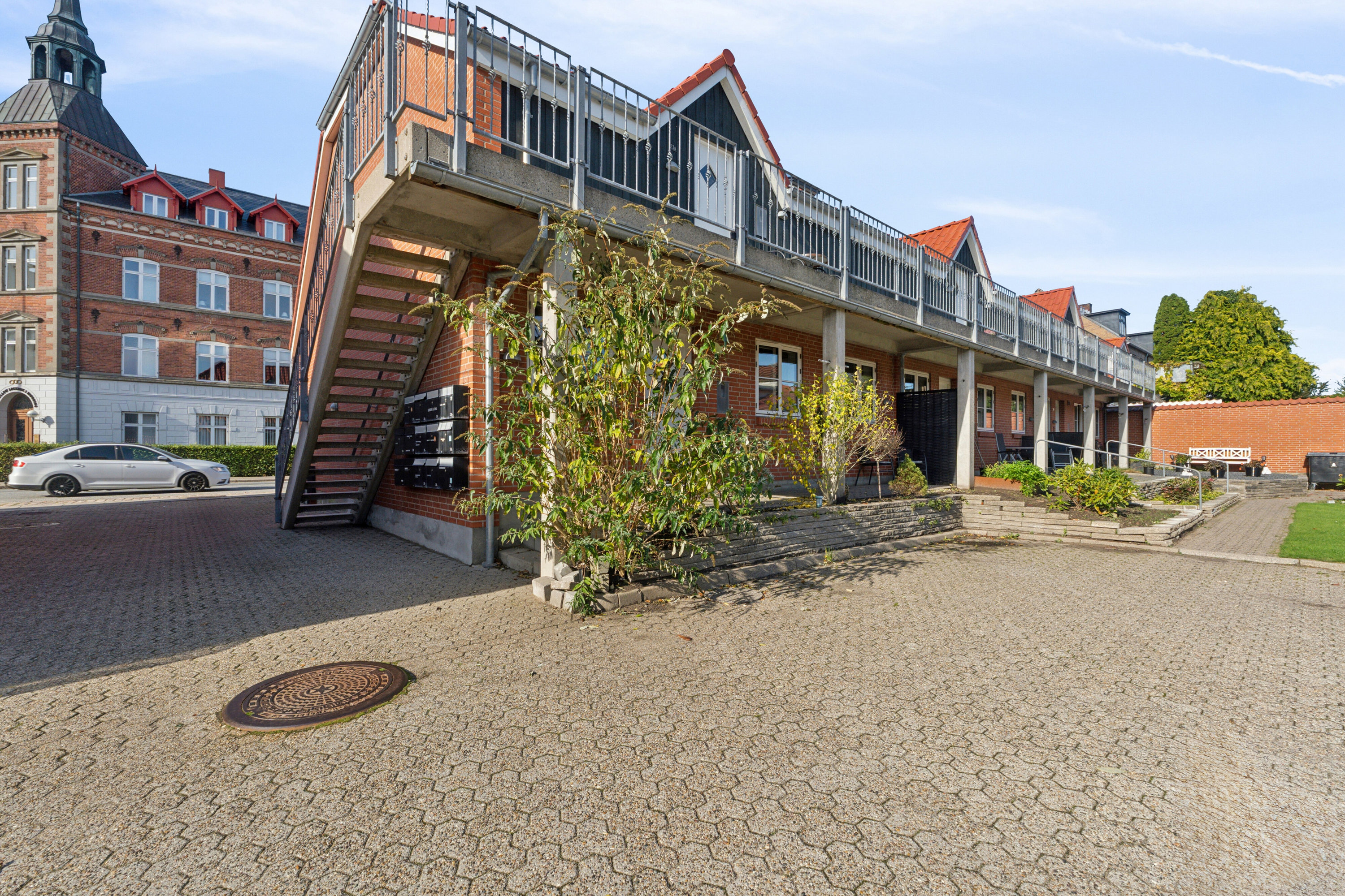 Miniaturebillede 1: set fra vejen. Billede af Dronningensgade 23A, 9800 Hjørring