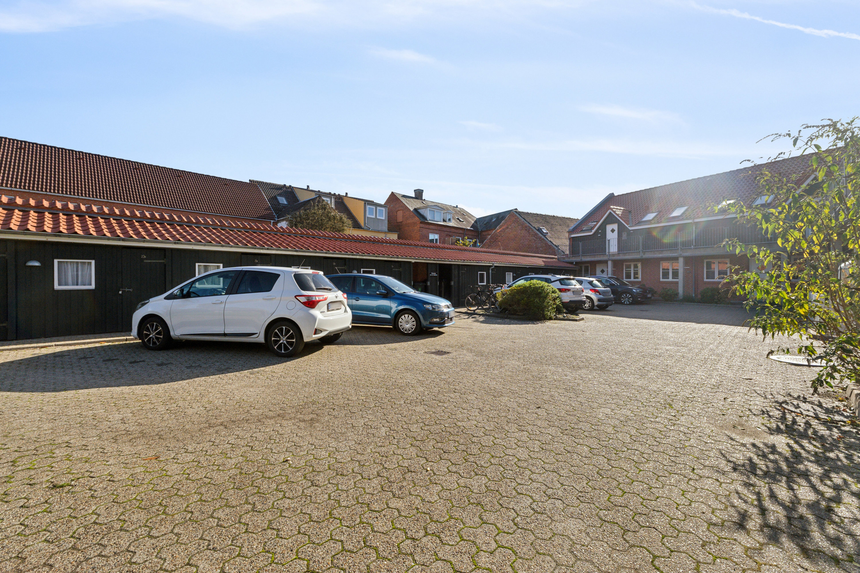 Fremhævet set fra vejen billede i fuldskærmstilstand. Billede af Dronningensgade 23A, 9800 Hjørring