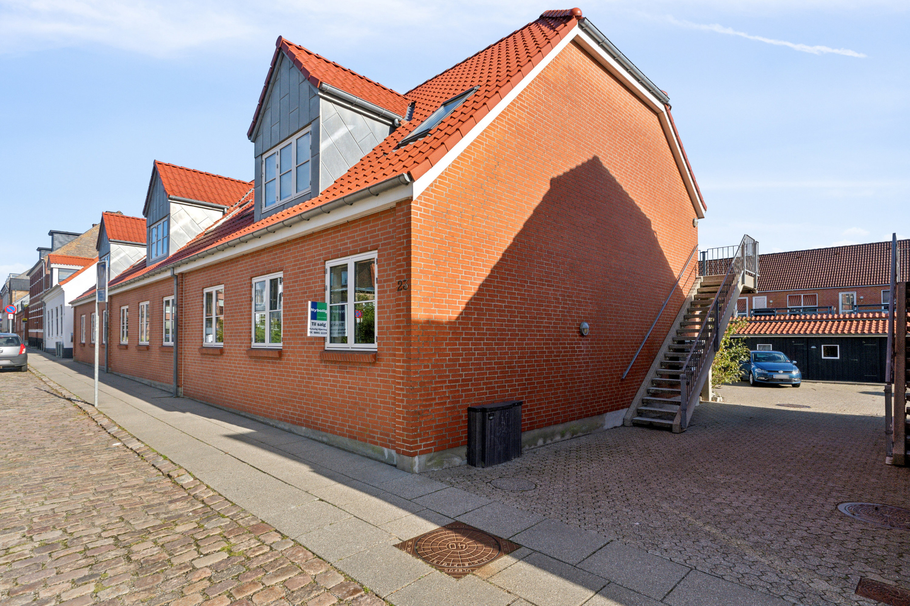 Fremhævet set fra vejen billede i fuldskærmstilstand. Billede af Dronningensgade 23A, 9800 Hjørring