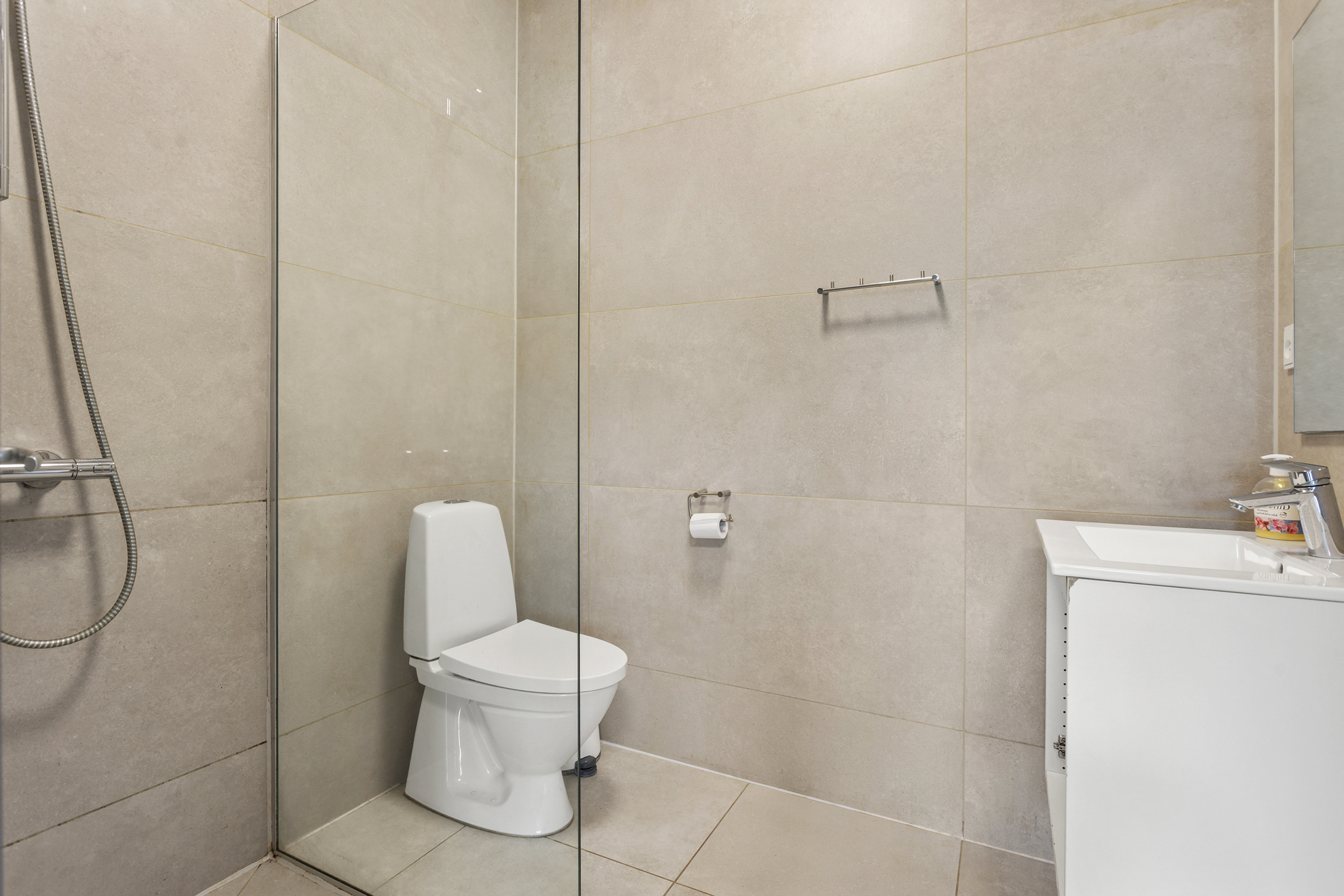 Fremhævet badeværelse billede i fuldskærmstilstand. Billede af Aaensvej 25, Bratten, 9981 Jerup