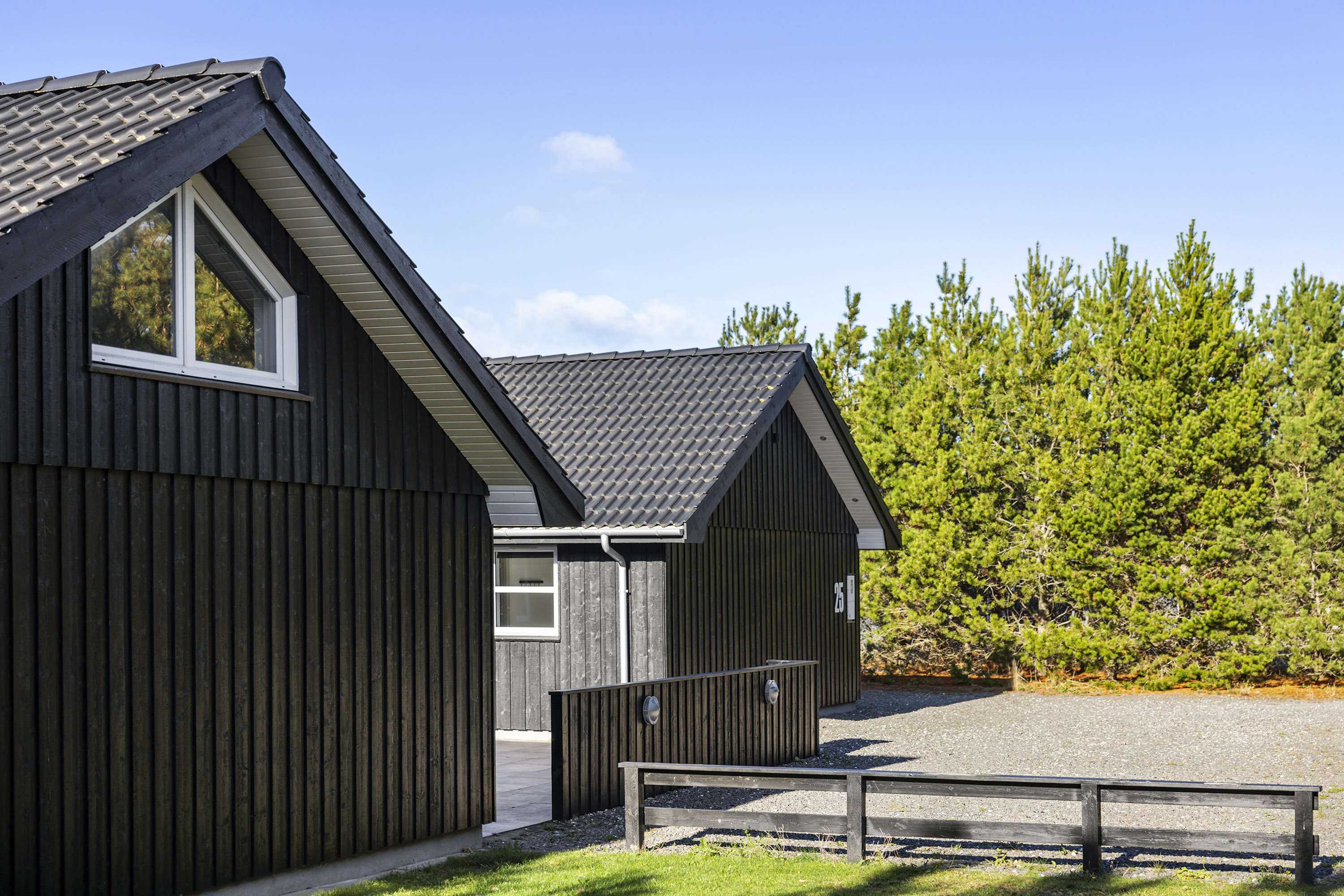 Fremhævet facade billede i fuldskærmstilstand. Billede af Aaensvej 25, Bratten, 9981 Jerup