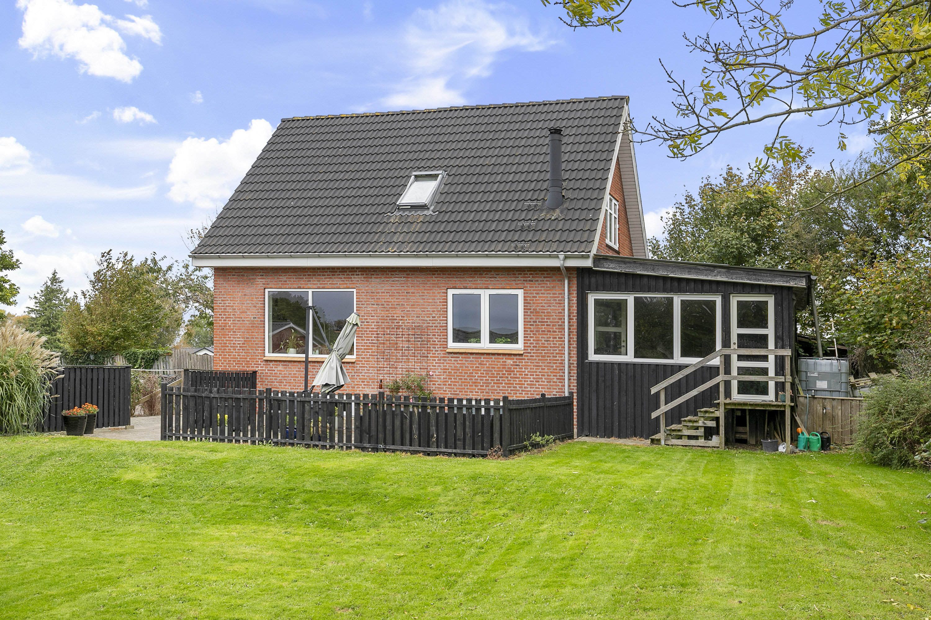 Fremhævet facade billede i fuldskærmstilstand. Billede af Hyldevej 8, 9700 Brønderslev