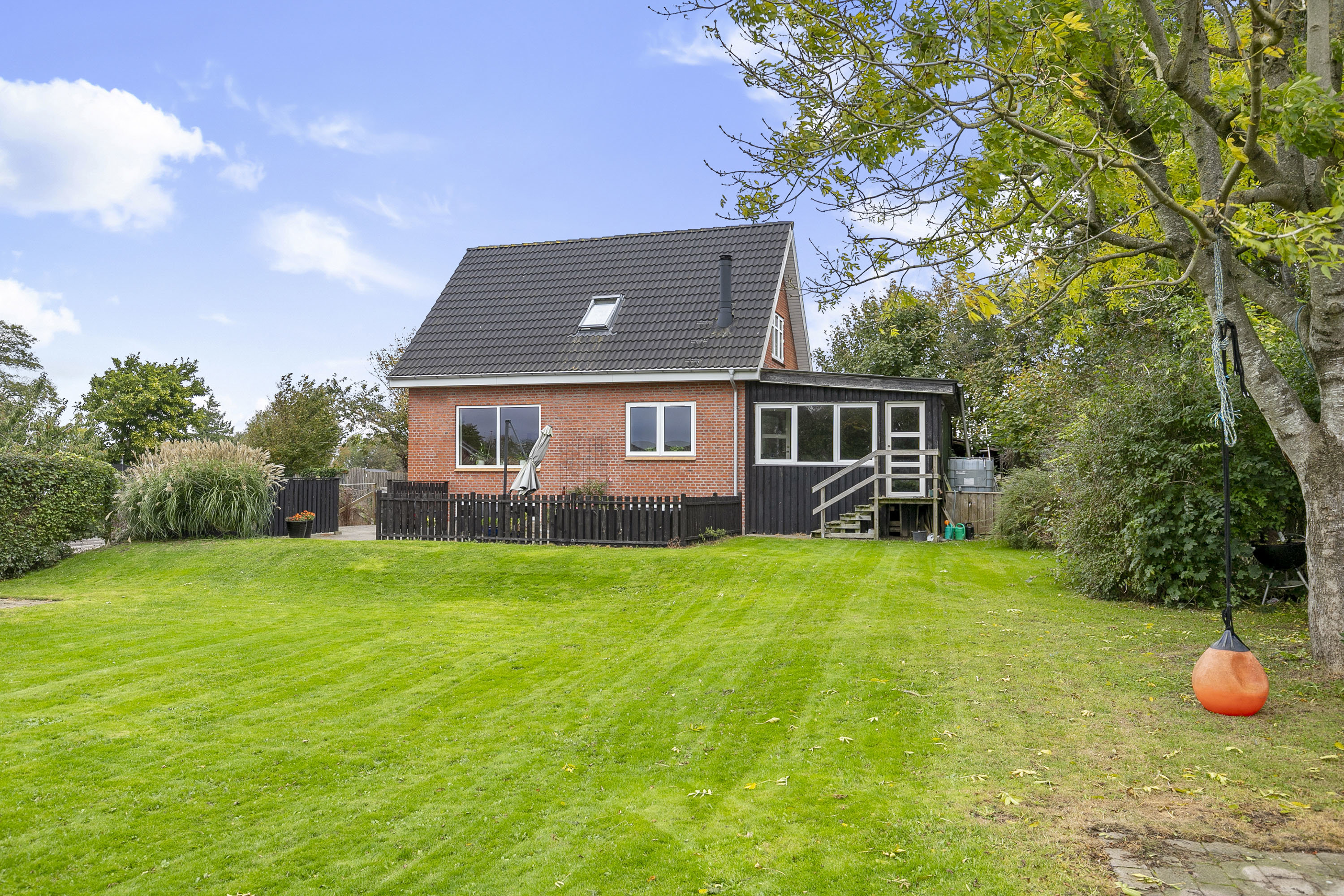 Fremhævet facade billede i fuldskærmstilstand. Billede af Hyldevej 8, 9700 Brønderslev