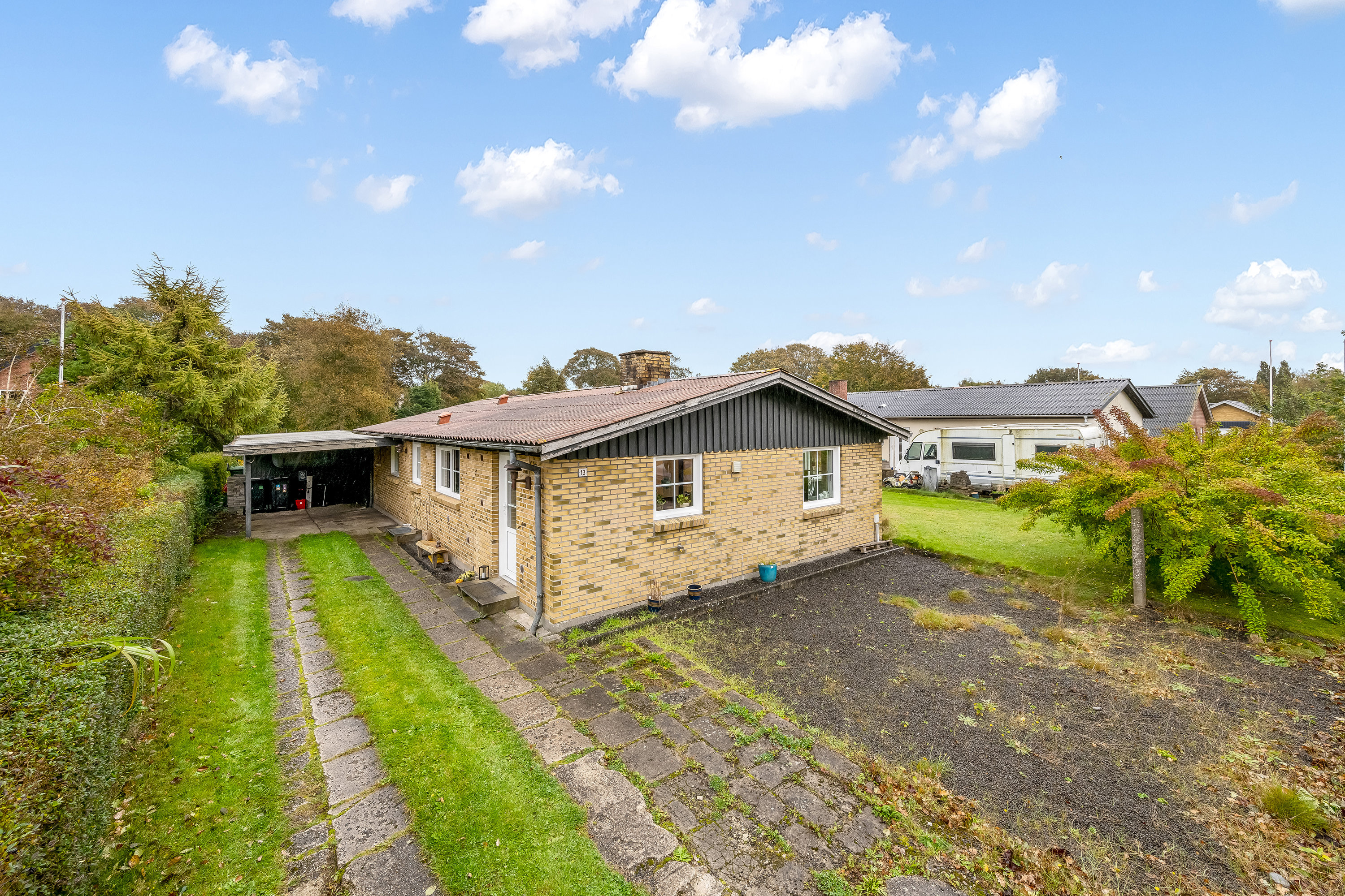 Fremhævet facade billede i fuldskærmstilstand. Billede af Tjørnevej 13, 6880 Tarm