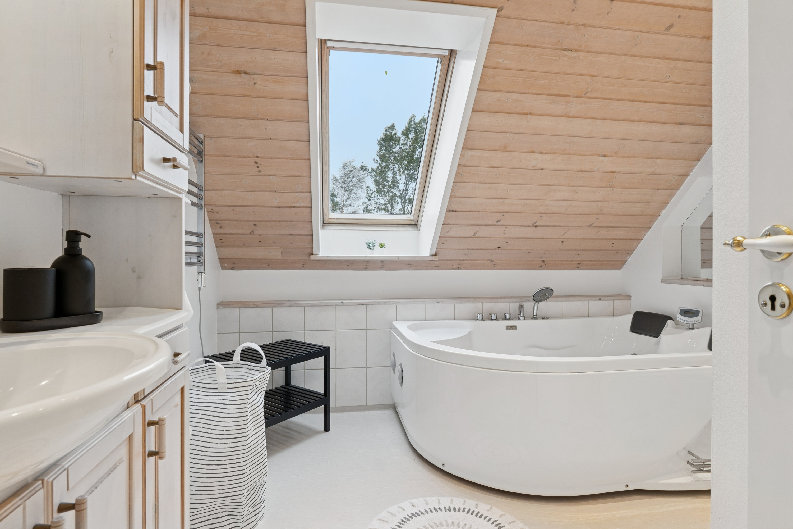 Fremhævet badeværelse billede i fuldskærmstilstand. Billede af Frederikshavnsvej 225, Hørmested, 9870 Sindal