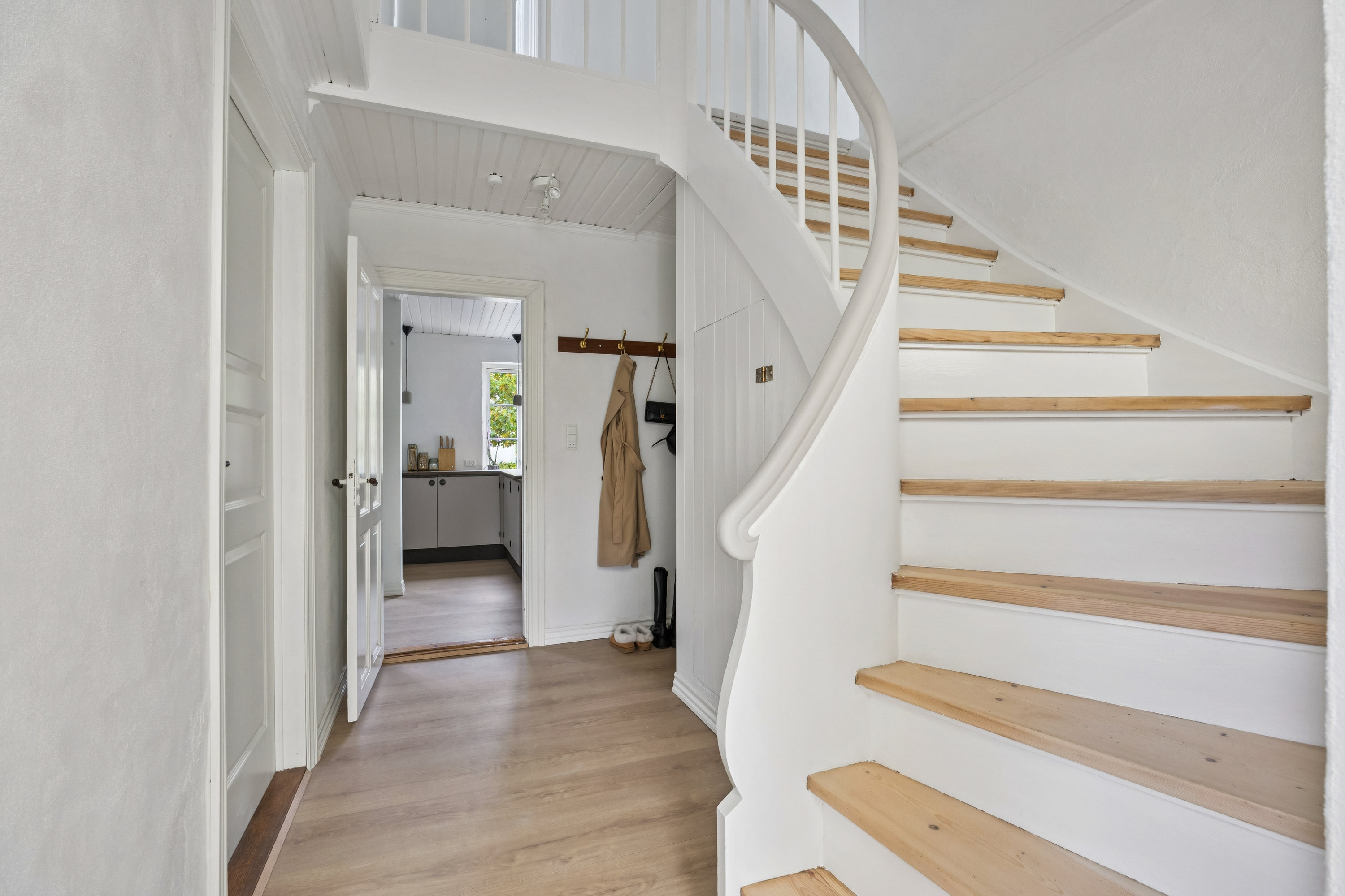 Fremhævet trappe billede i fuldskærmstilstand. Billede af Sørupvej 1, Vetterslev, 4100 Ringsted