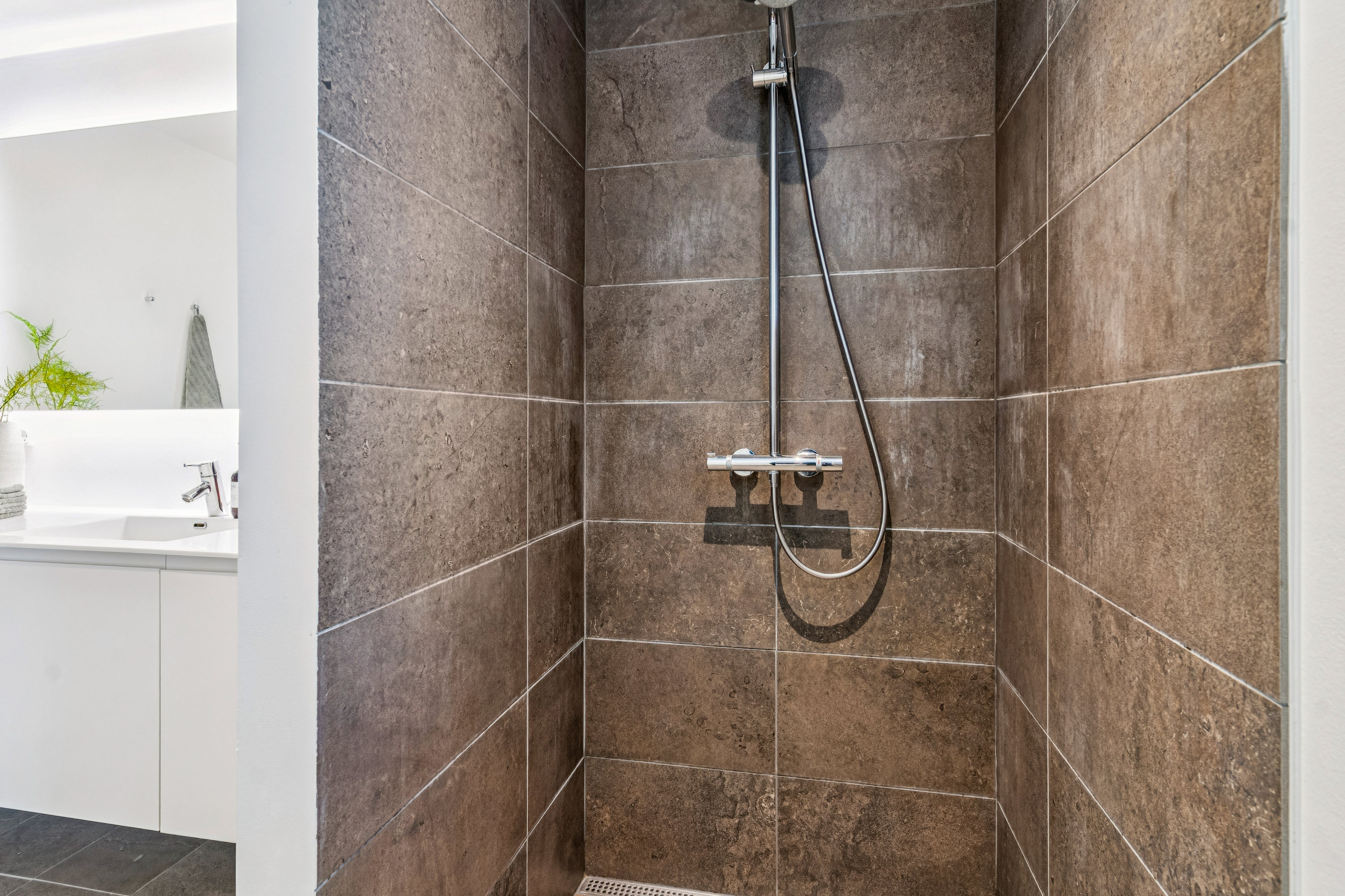 Fremhævet badeværelse billede i fuldskærmstilstand. Billede af Granvej 107, 2. 1., 2880 Bagsværd