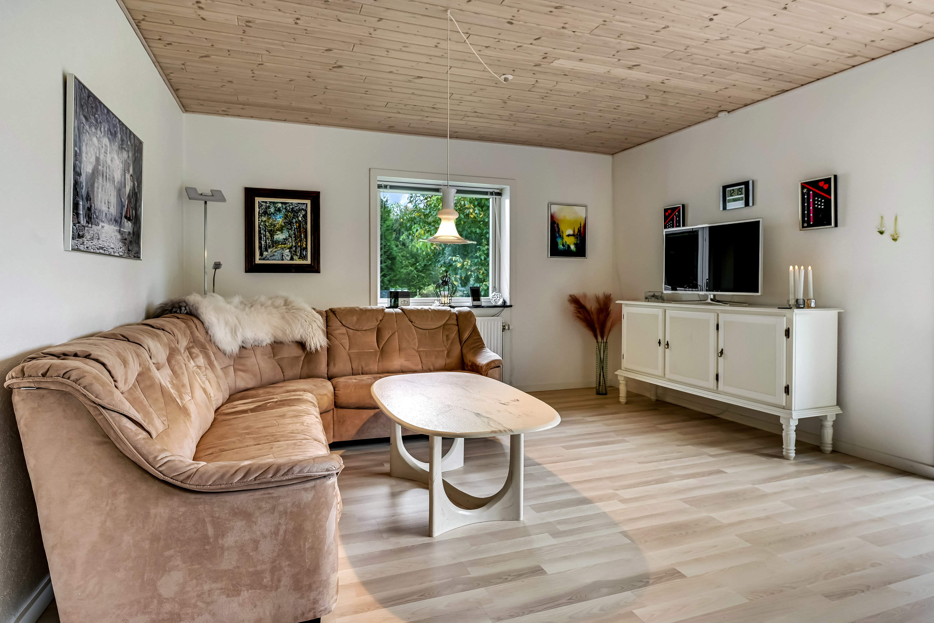 Fremhævet stue billede i fuldskærmstilstand. Billede af Stationsvej 27, Filskov, 7200 Grindsted