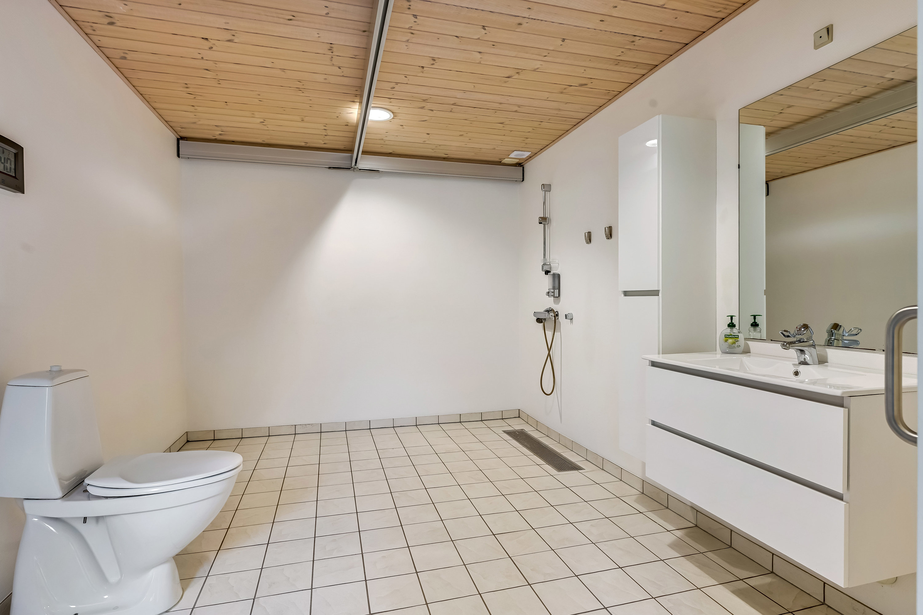 Fremhævet badeværelse billede i fuldskærmstilstand. Billede af Stationsvej 27, Filskov, 7200 Grindsted