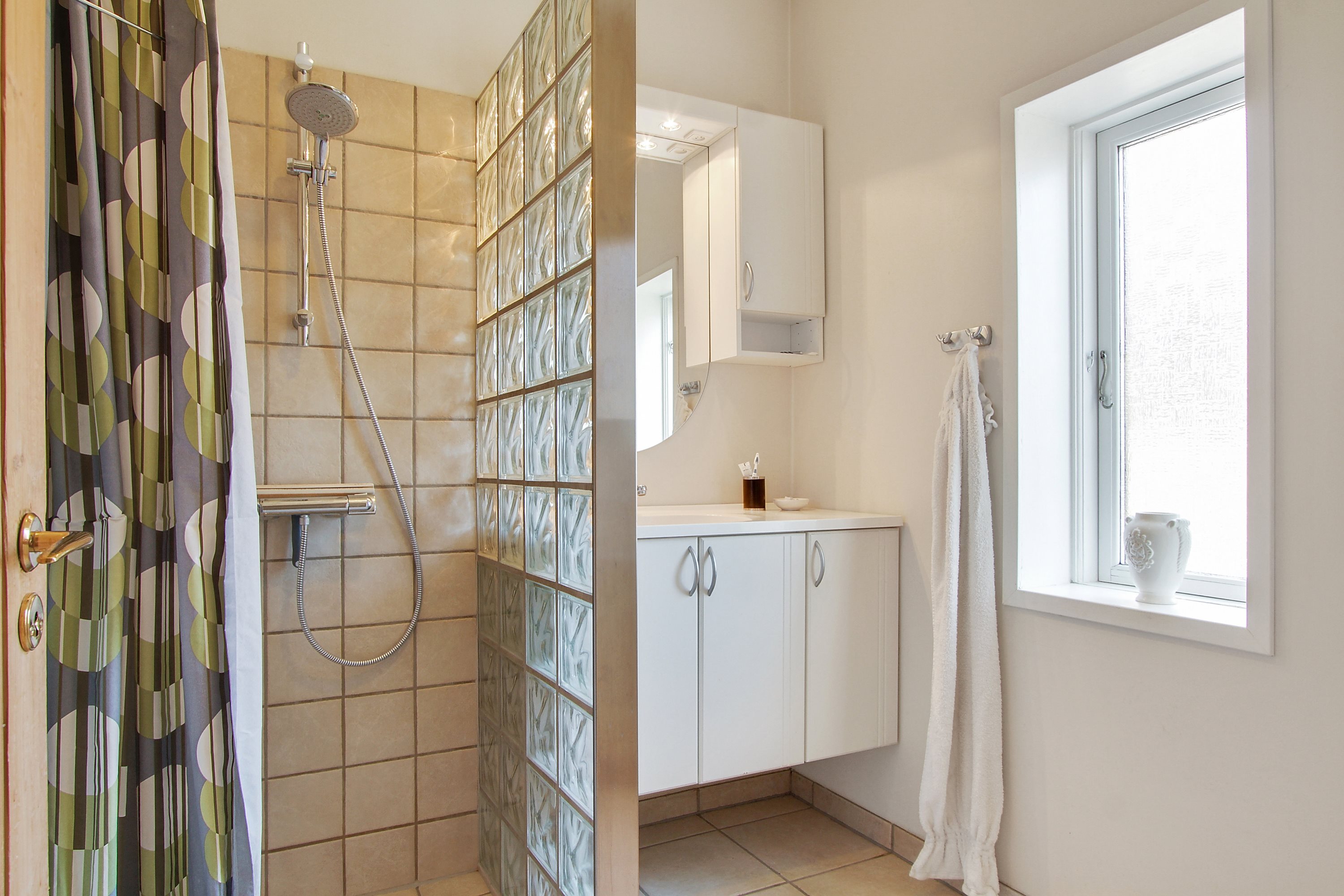 Fremhævet badeværelse billede i fuldskærmstilstand. Billede af Frilandsvej 21, st.., 9800 Hjørring