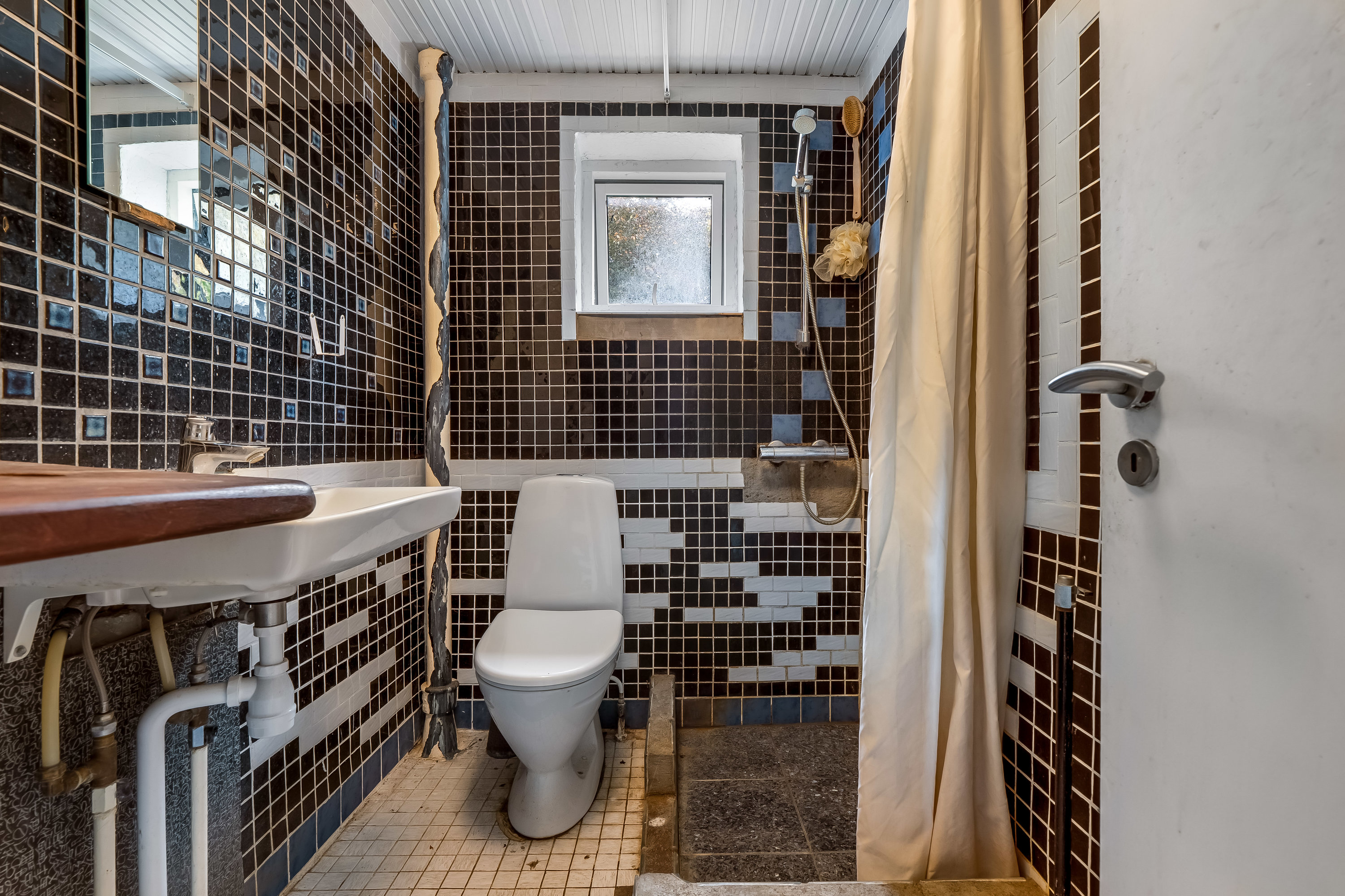 Fremhævet badeværelse billede i fuldskærmstilstand. Billede af Taarsbakken 6, Blistrup, 3230 Græsted