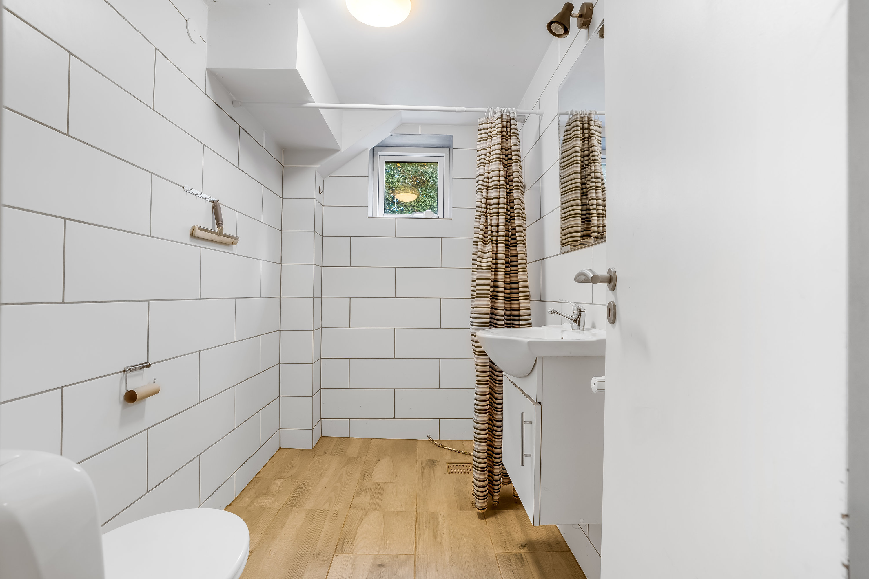 Fremhævet badeværelse billede i fuldskærmstilstand. Billede af Taarsbakken 6, Blistrup, 3230 Græsted