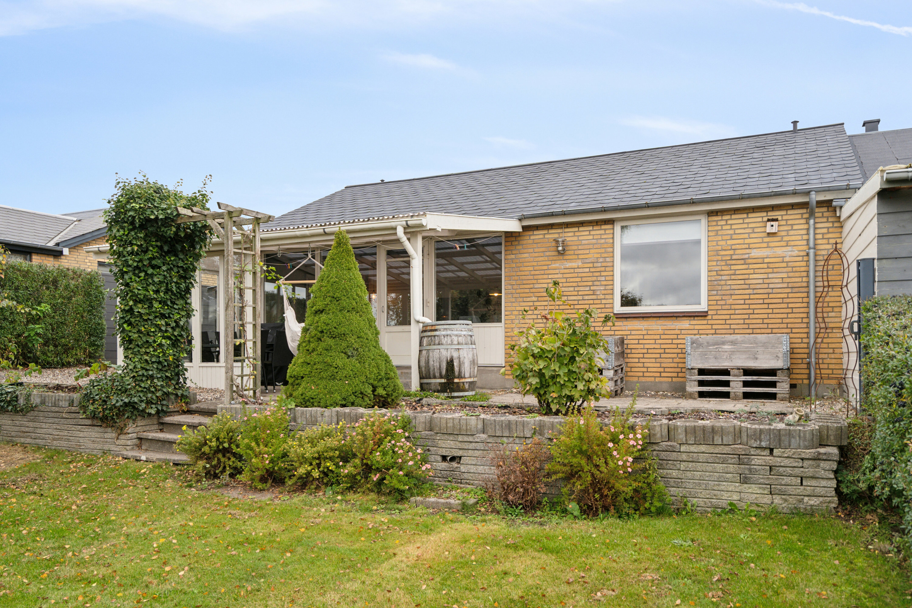 Fremhævet set fra haven billede i fuldskærmstilstand. Billede af Ingrid Marie Vænget 21, Søhus, 5270 Odense N