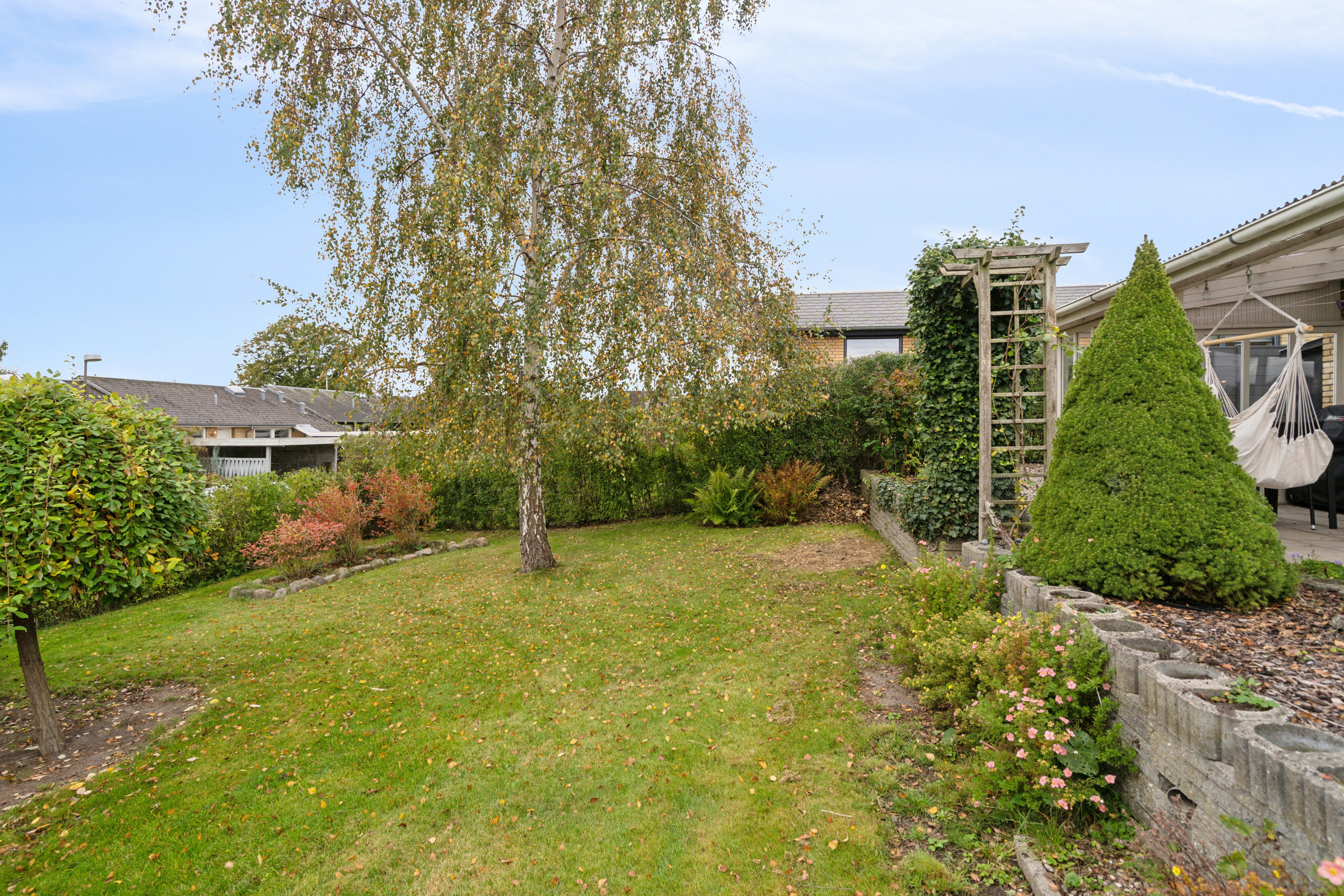 Fremhævet set fra haven billede i fuldskærmstilstand. Billede af Ingrid Marie Vænget 21, Søhus, 5270 Odense N