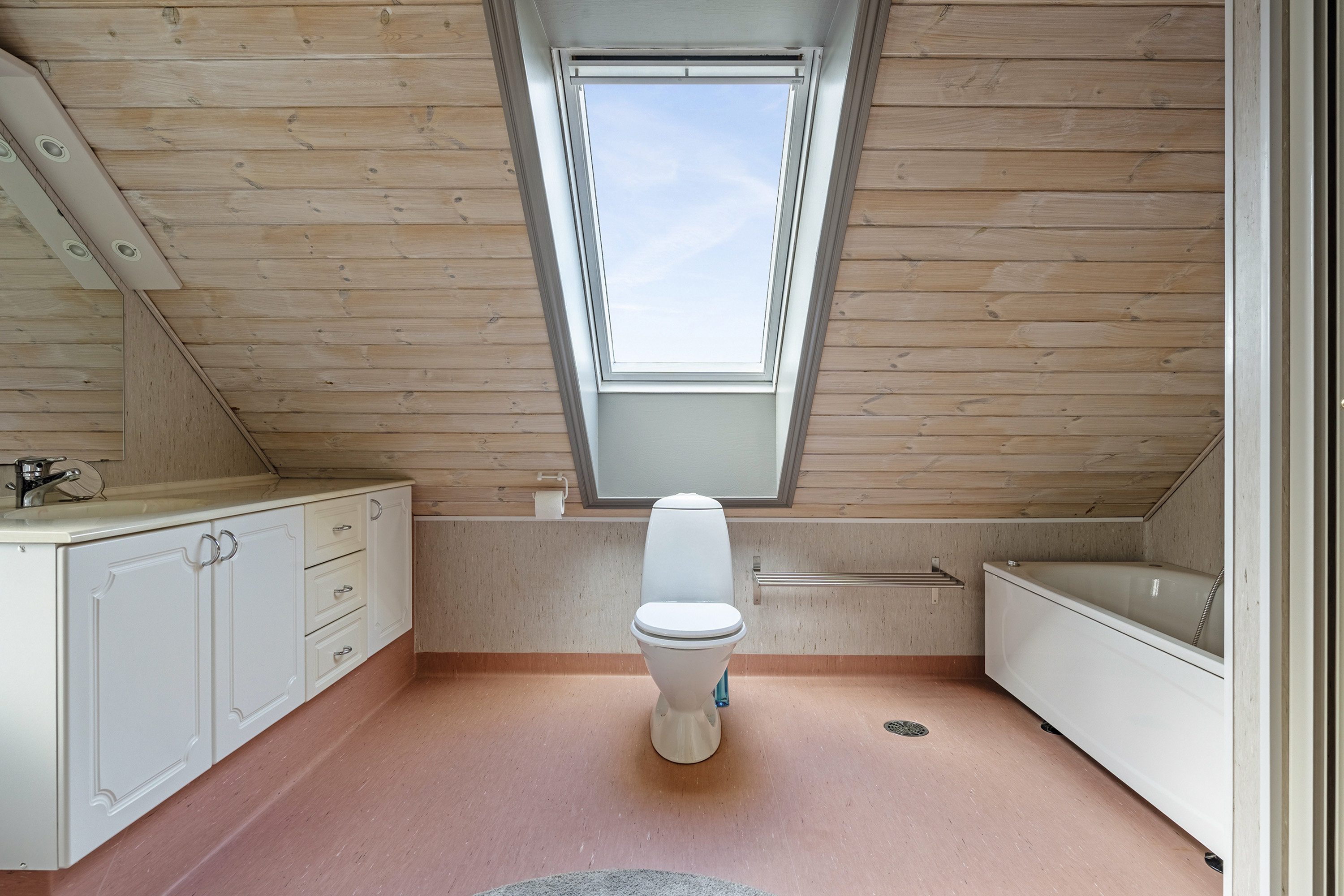 Fremhævet toilet billede i fuldskærmstilstand. Billede af Vardevej 43, Sig, 6800 Varde