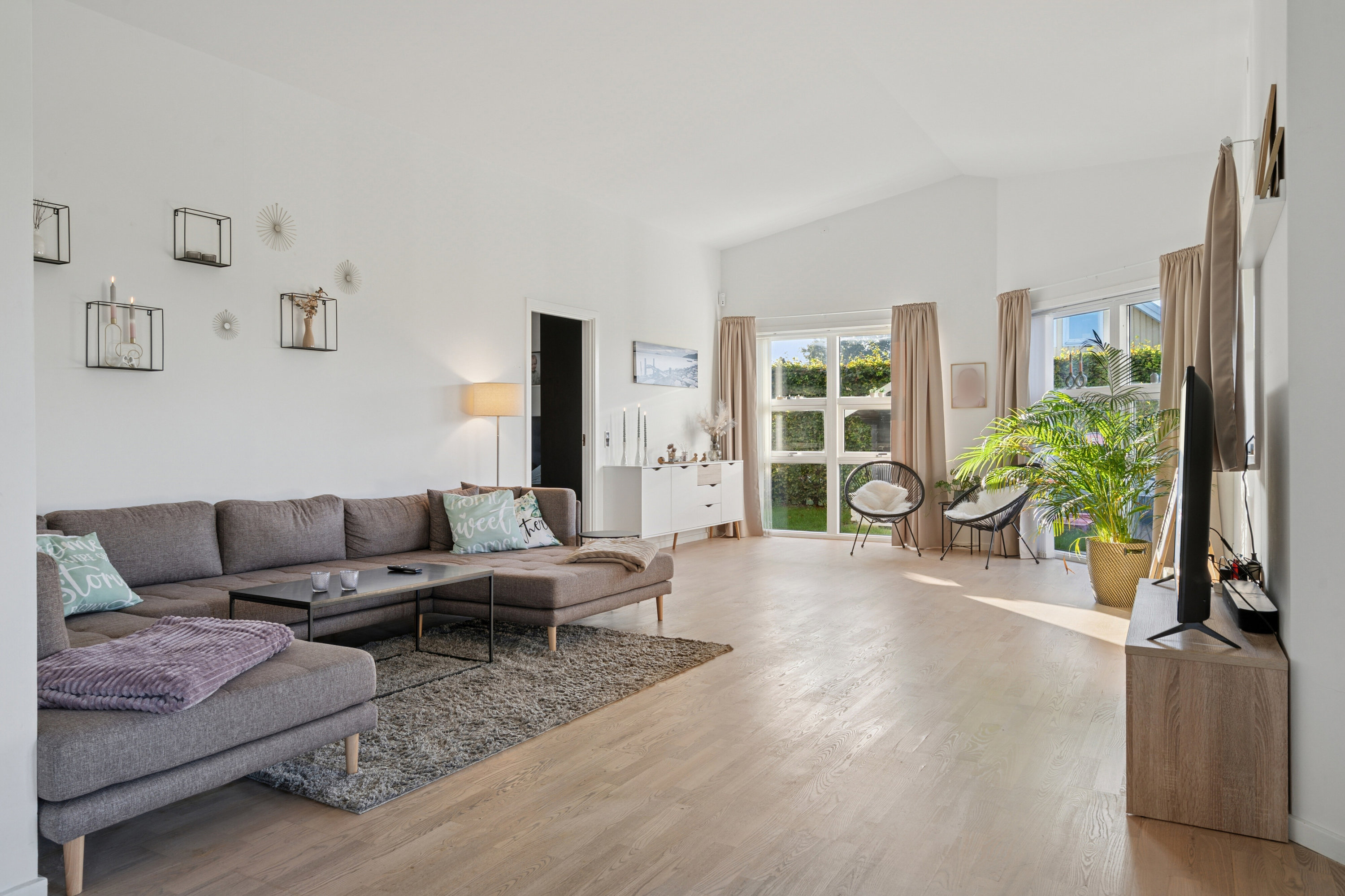 Fremhævet stue billede i fuldskærmstilstand. Billede af Brinken 149, Mogenstrup, 4700 Næstved