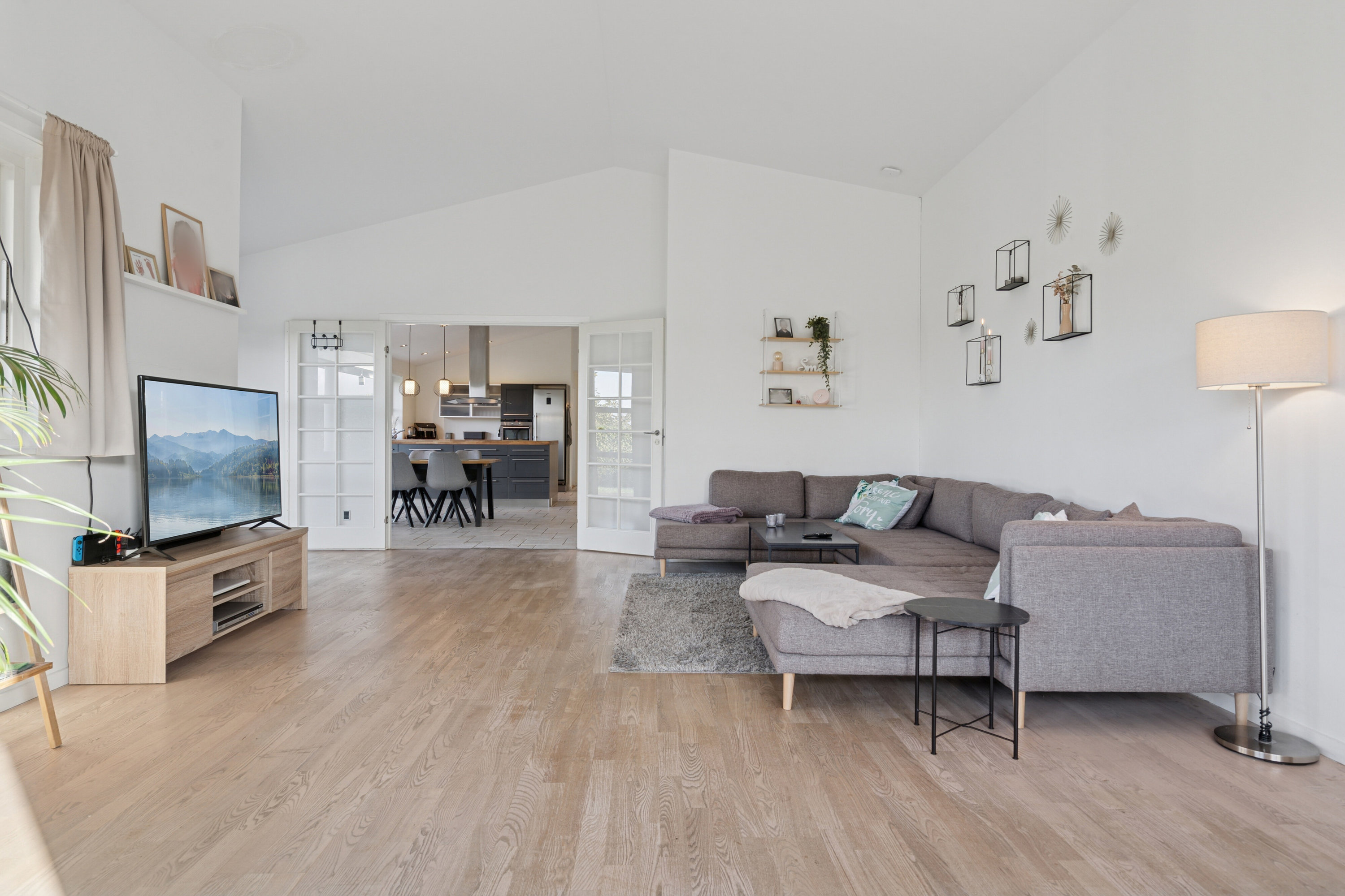 Fremhævet stue billede i fuldskærmstilstand. Billede af Brinken 149, Mogenstrup, 4700 Næstved