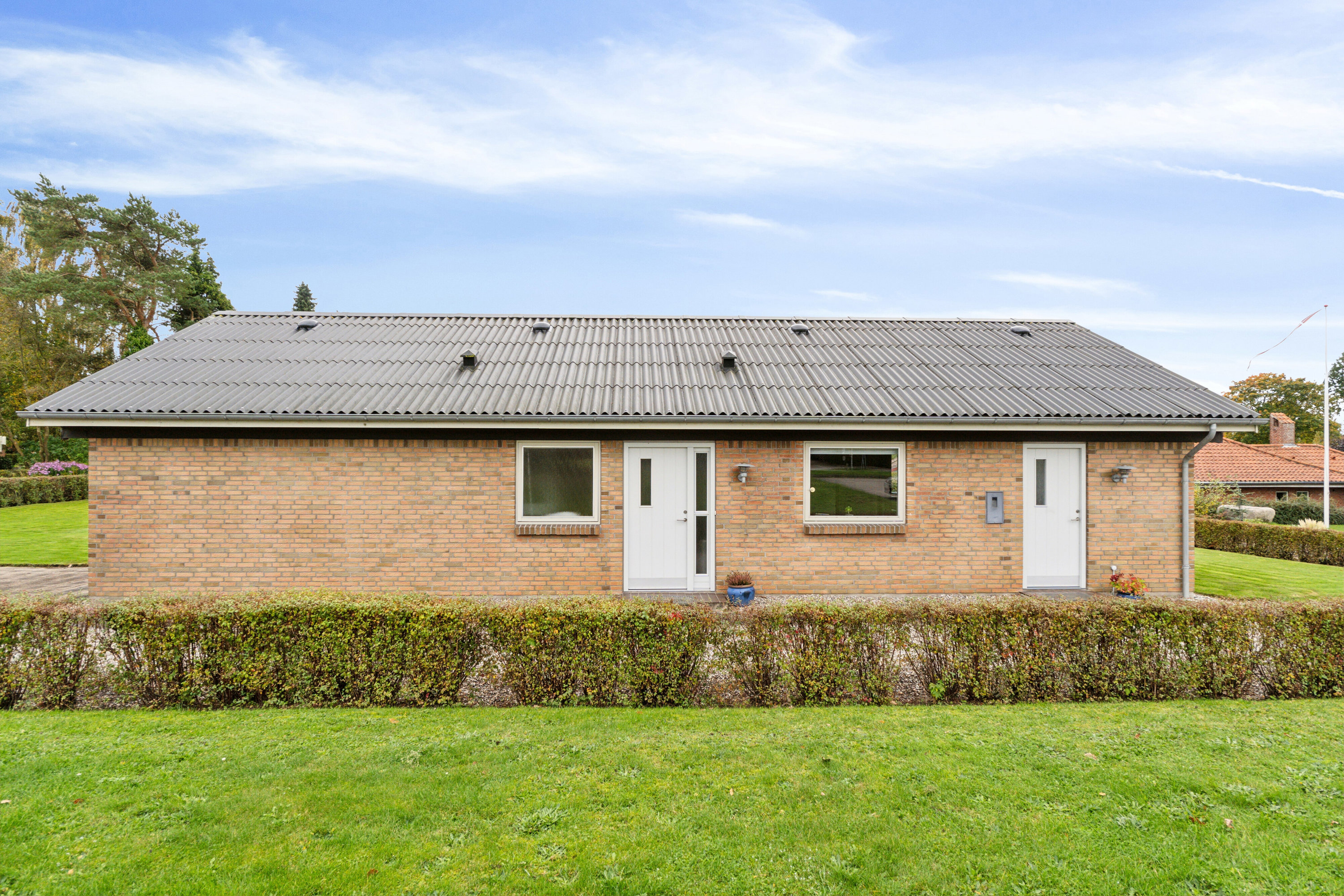 Miniaturebillede 1: ejendommen set fra vejen. Billede af Nyhusvej 27, Bov, 6330 Padborg