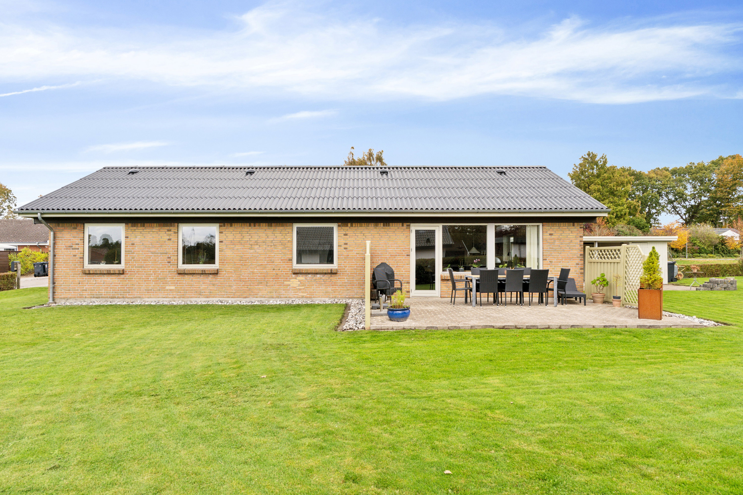 Fremhævet ejendommen set fra haven billede i fuldskærmstilstand. Billede af Nyhusvej 27, Bov, 6330 Padborg