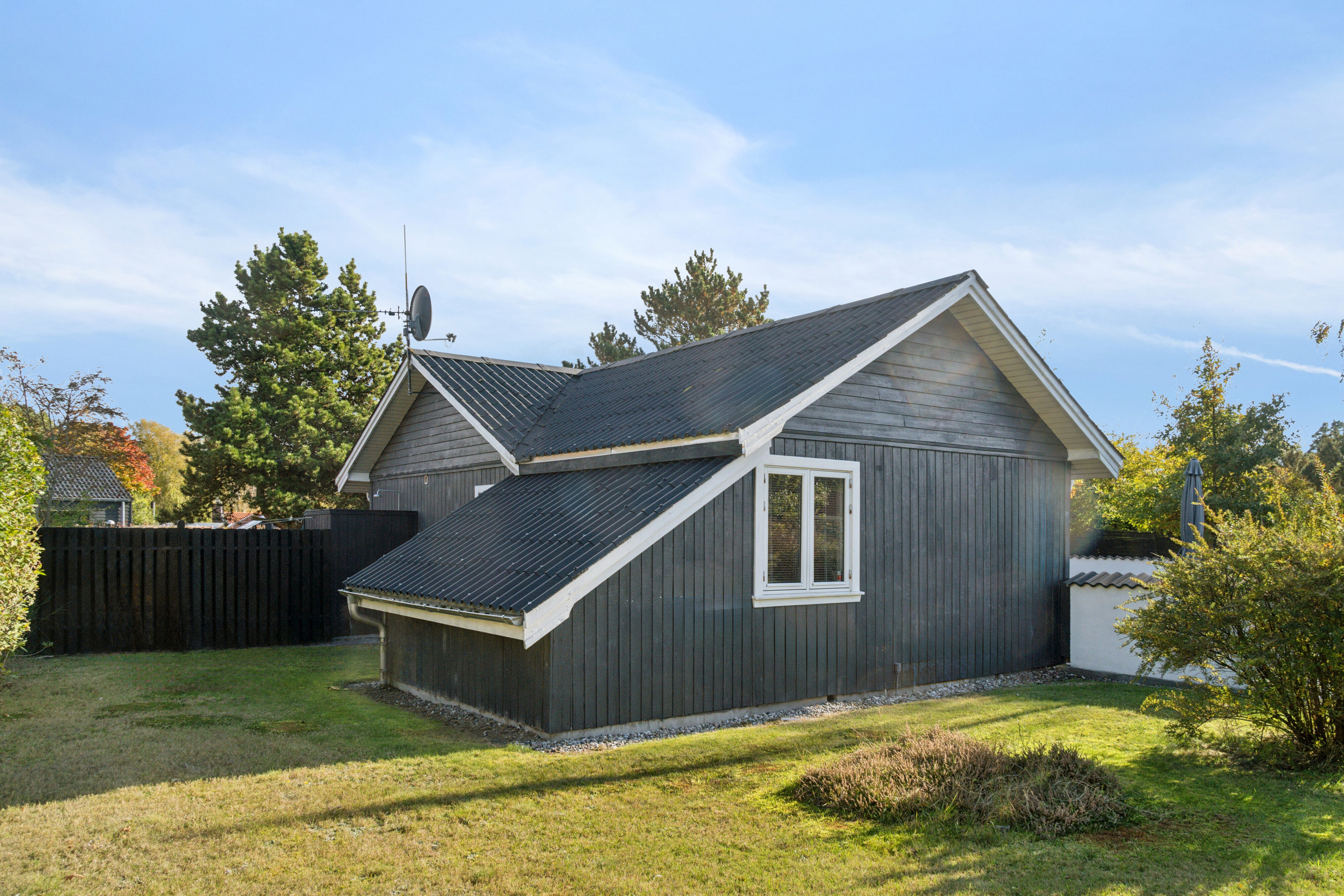 Fremhævet set fra haven billede i fuldskærmstilstand. Billede af Gyldenrisvej 8, Kirke Stillinge, 4200 Slagelse