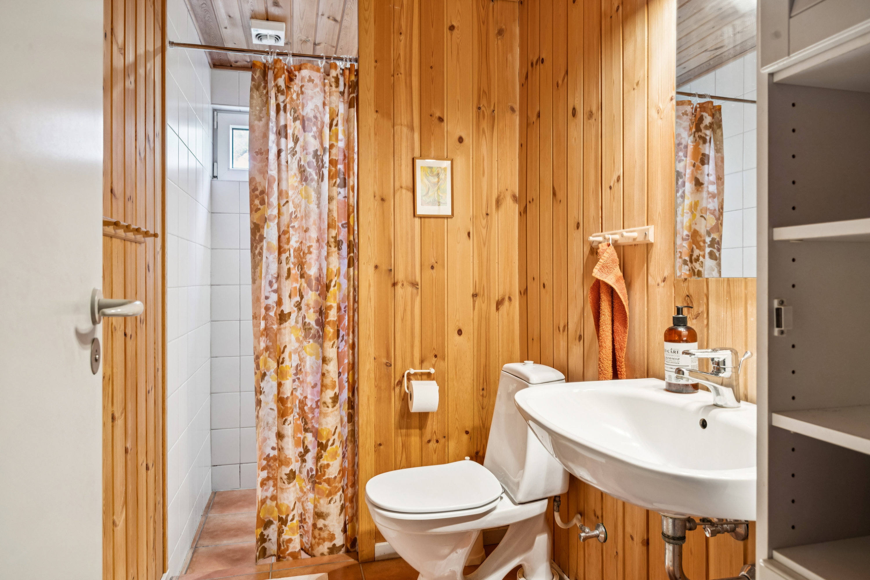 Fremhævet badeværelse billede i fuldskærmstilstand. Billede af Klirevej 12, Handrup Strand, 8400 Ebeltoft