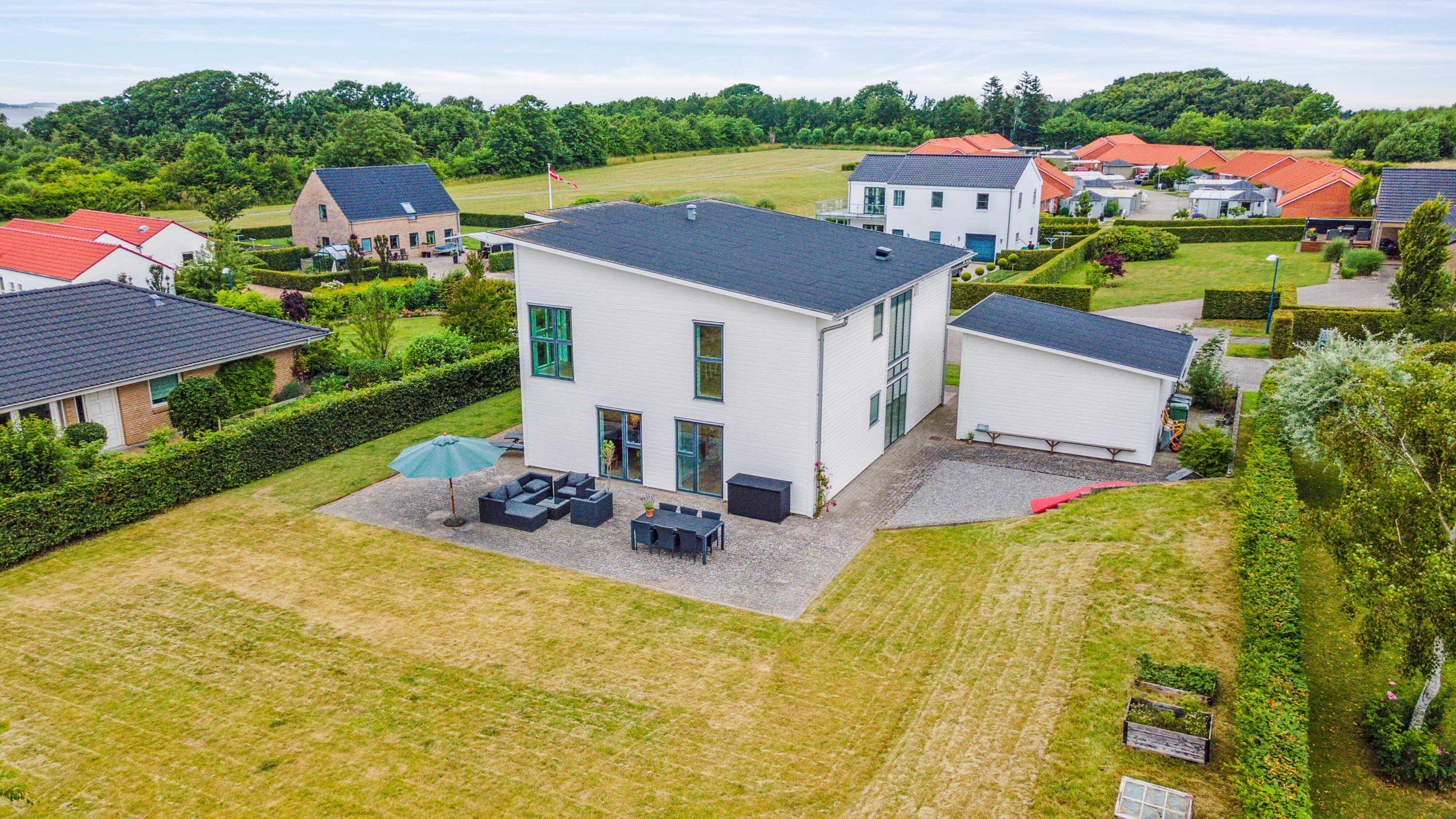 Fremhævet set fra haven billede i fuldskærmstilstand. Billede af Årøvænget 18, 5610 Assens