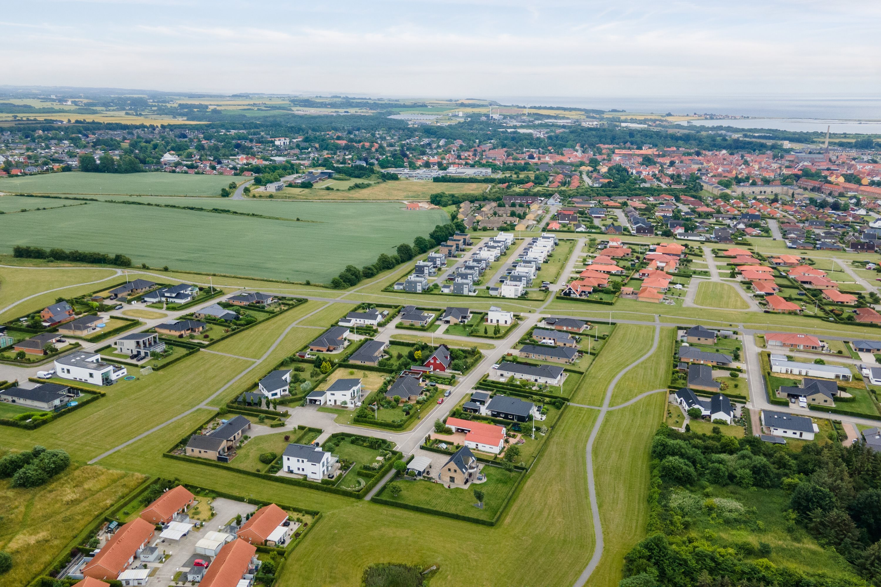 Fremhævet luftfoto billede i fuldskærmstilstand. Billede af Årøvænget 18, 5610 Assens