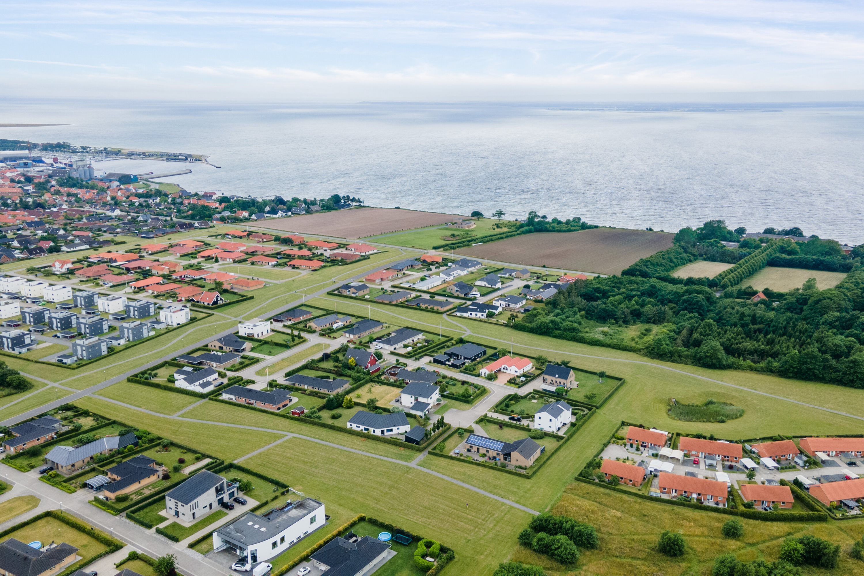Fremhævet luftfoto billede i fuldskærmstilstand. Billede af Årøvænget 18, 5610 Assens