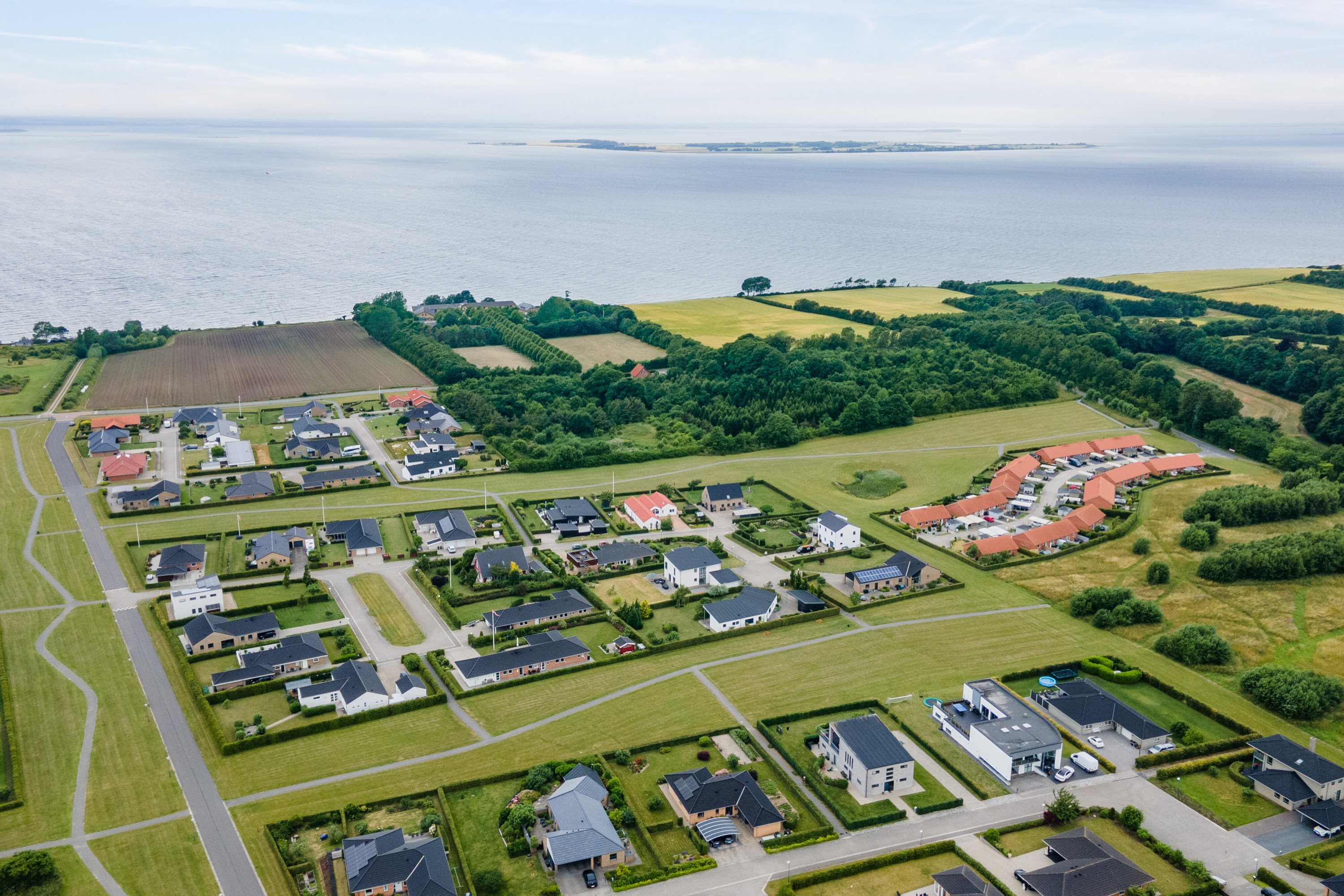 Fremhævet luftfoto billede i fuldskærmstilstand. Billede af Årøvænget 18, 5610 Assens