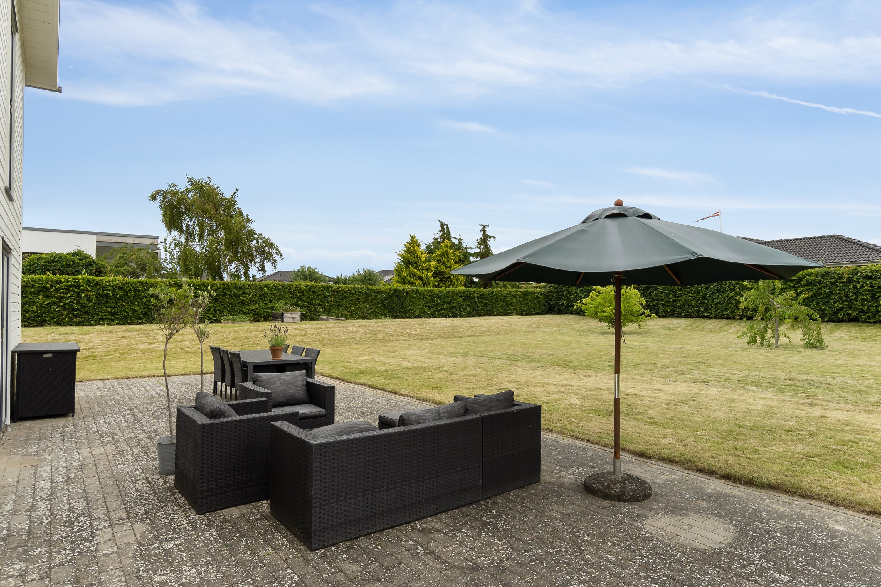 Fremhævet terrasse billede i fuldskærmstilstand. Billede af Årøvænget 18, 5610 Assens