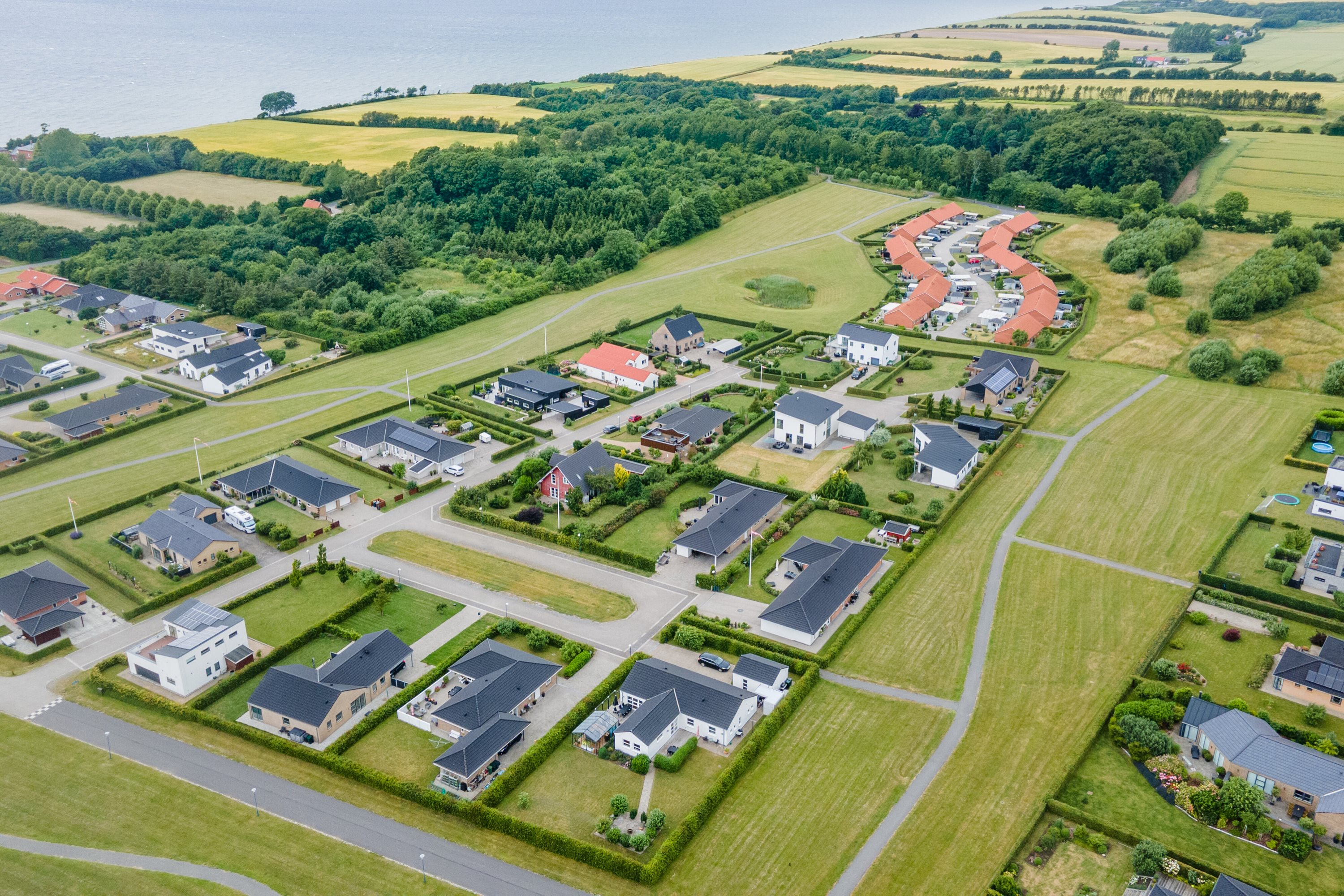 Fremhævet luftfoto billede i fuldskærmstilstand. Billede af Årøvænget 18, 5610 Assens