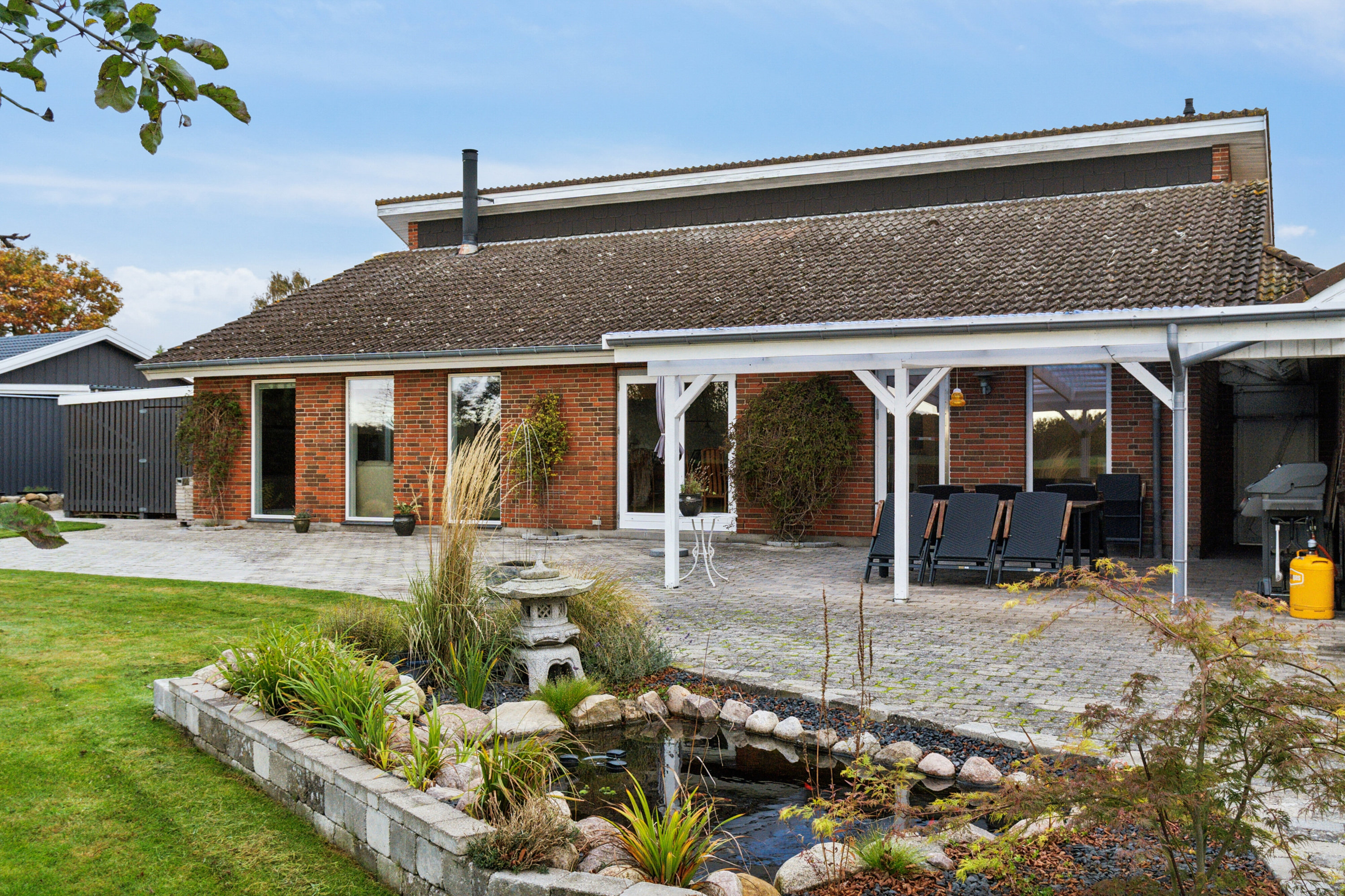 Fremhævet set fra haven billede i fuldskærmstilstand. Billede af Dalbovej 11, Dalby, 4690 Haslev