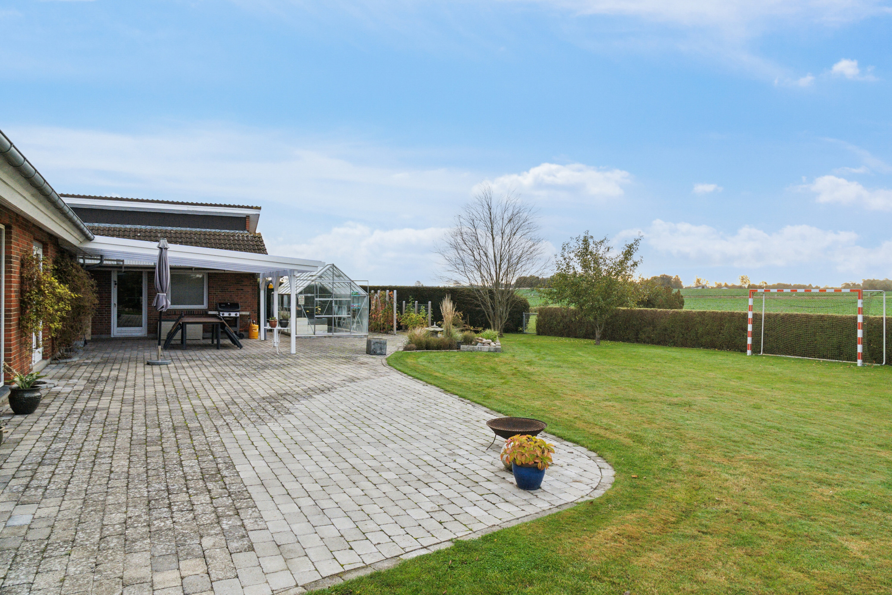 Fremhævet set fra haven billede i fuldskærmstilstand. Billede af Dalbovej 11, Dalby, 4690 Haslev