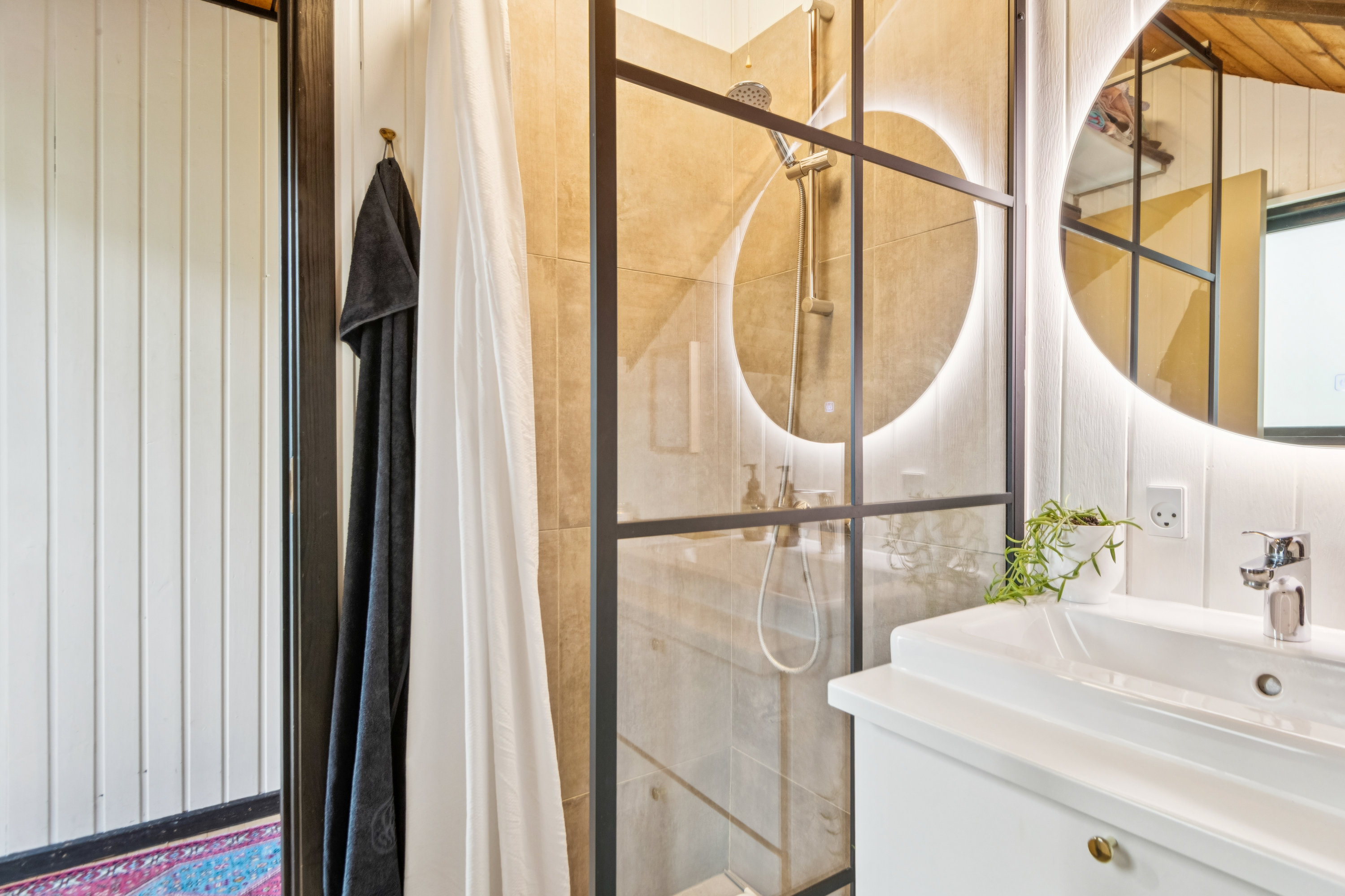 Fremhævet bad billede i fuldskærmstilstand. Billede af Båken 25, 9240 Nibe