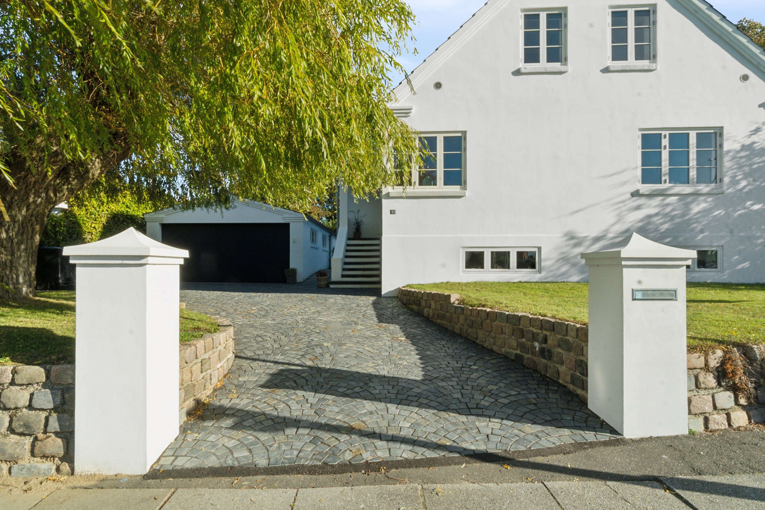 Fremhævet indkørsel billede i fuldskærmstilstand. Billede af Holmegårdsvej 41, 8270 Højbjerg