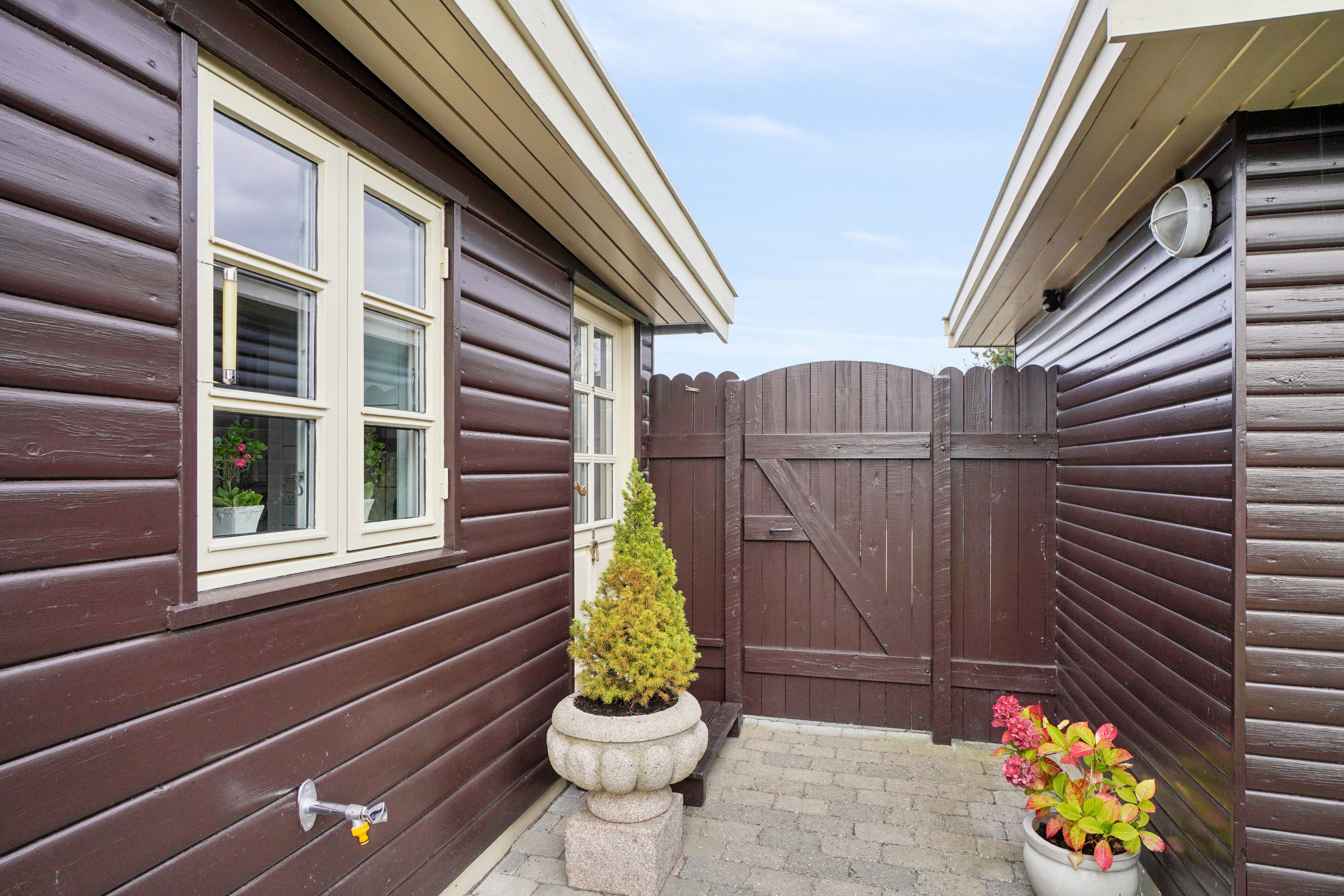 Fremhævet udendørs billede i fuldskærmstilstand. Billede af Skovbirkvej 9, Ølsted Nordstrand, 3310 Ølsted