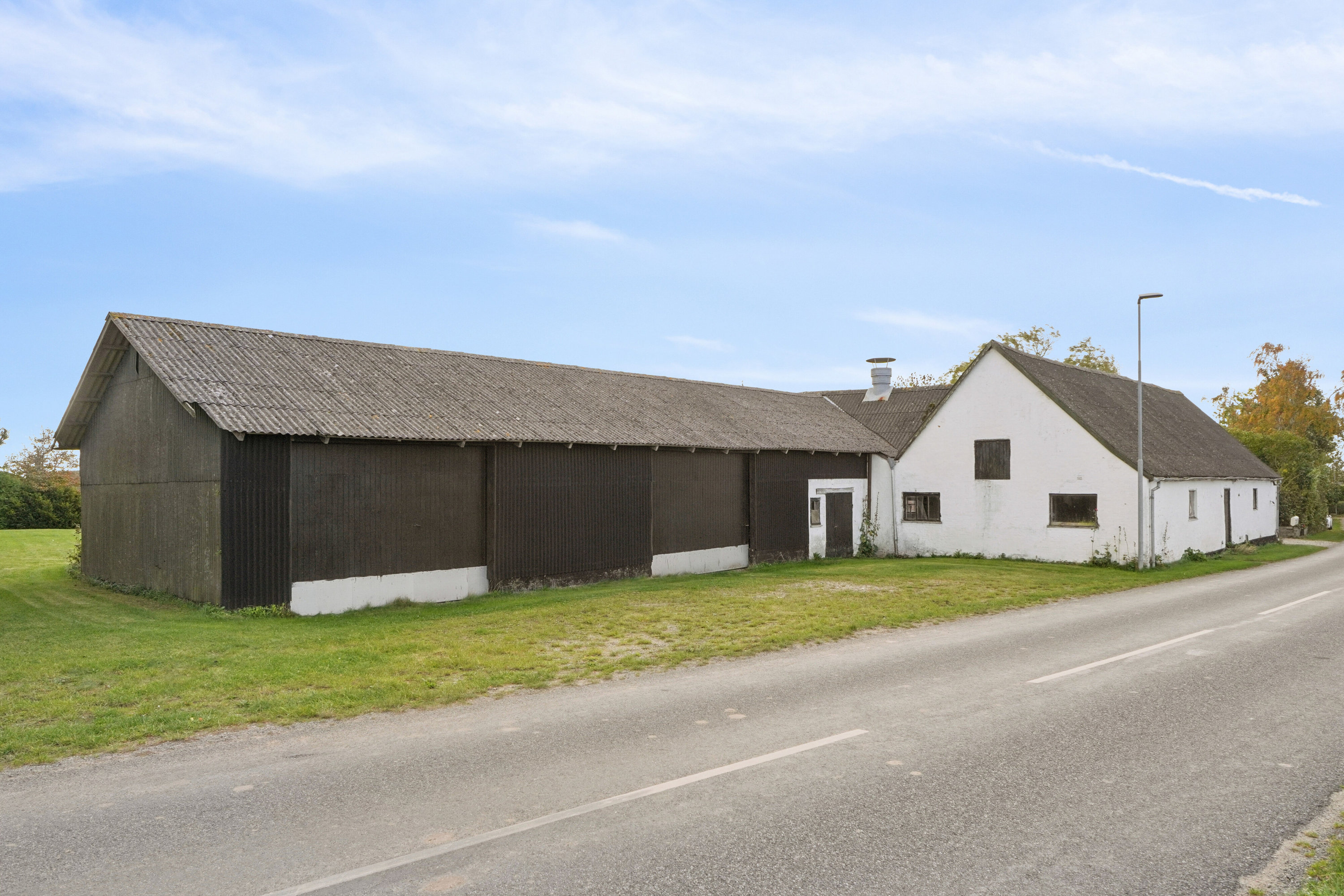 Fremhævet set fra vejen billede i fuldskærmstilstand. Billede af Ristingevej 75, Hesselbjerg, 5932 Humble