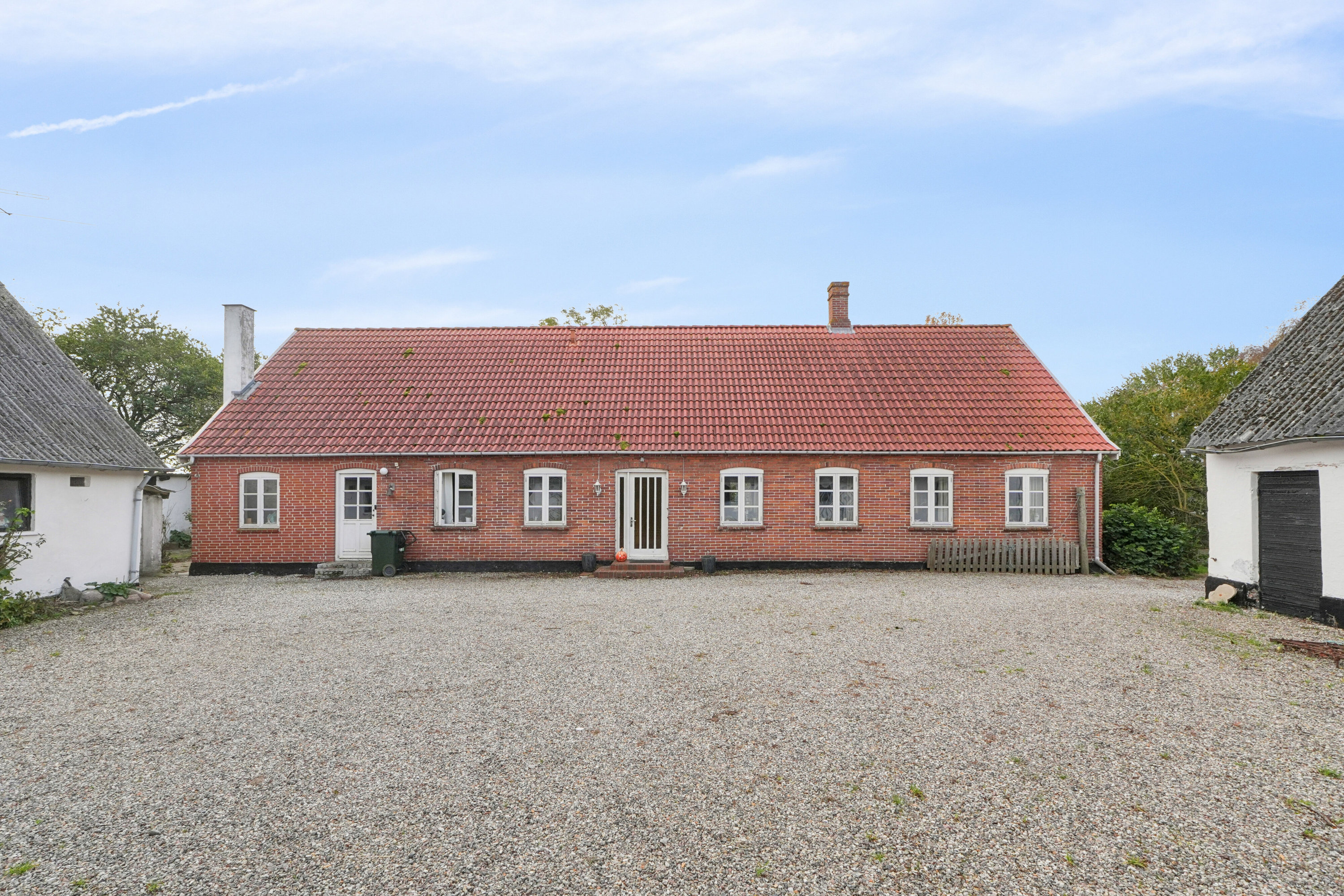 Fremhævet gårdsplads billede i fuldskærmstilstand. Billede af Ristingevej 75, Hesselbjerg, 5932 Humble