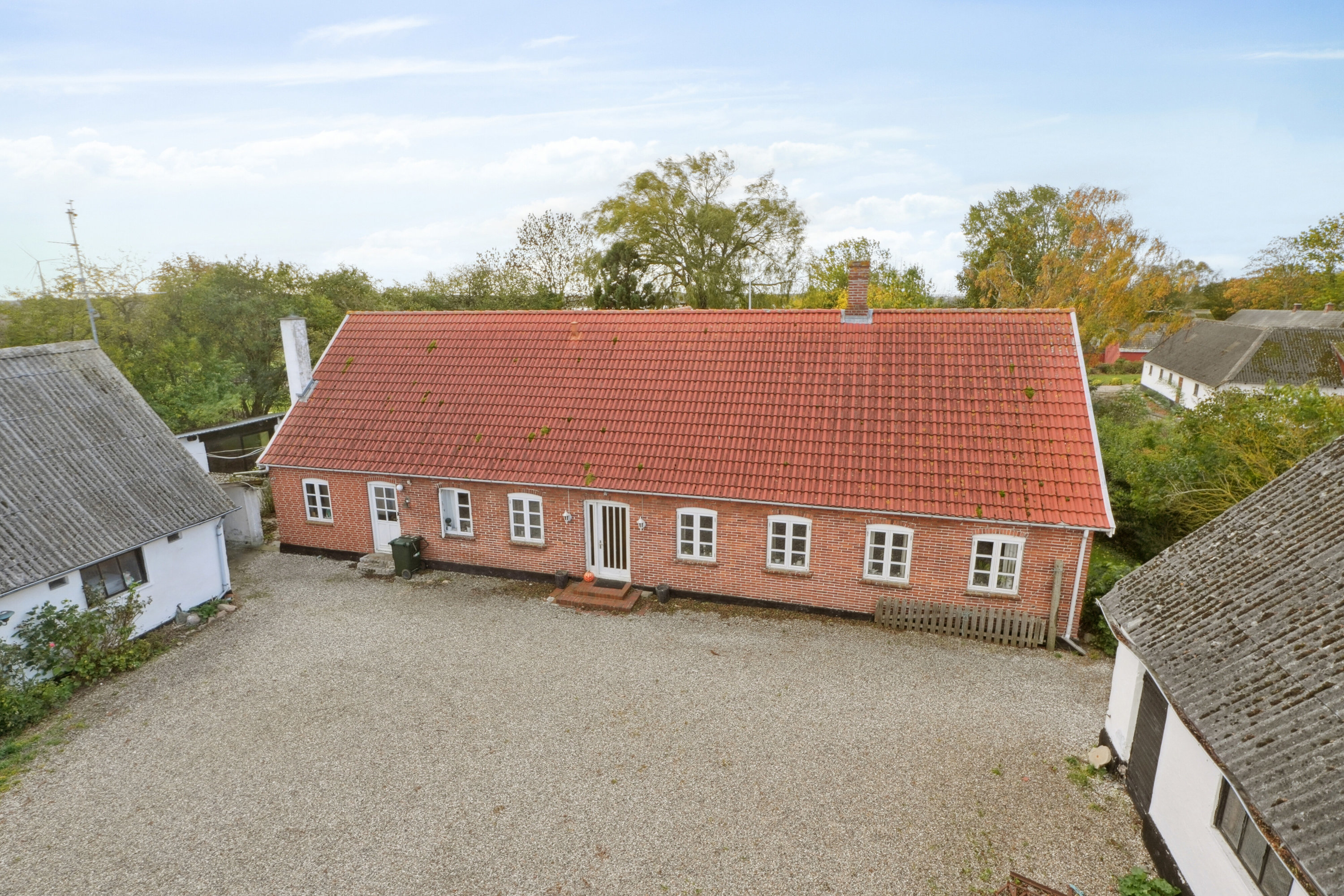 Fremhævet gårdsplads billede i fuldskærmstilstand. Billede af Ristingevej 75, Hesselbjerg, 5932 Humble