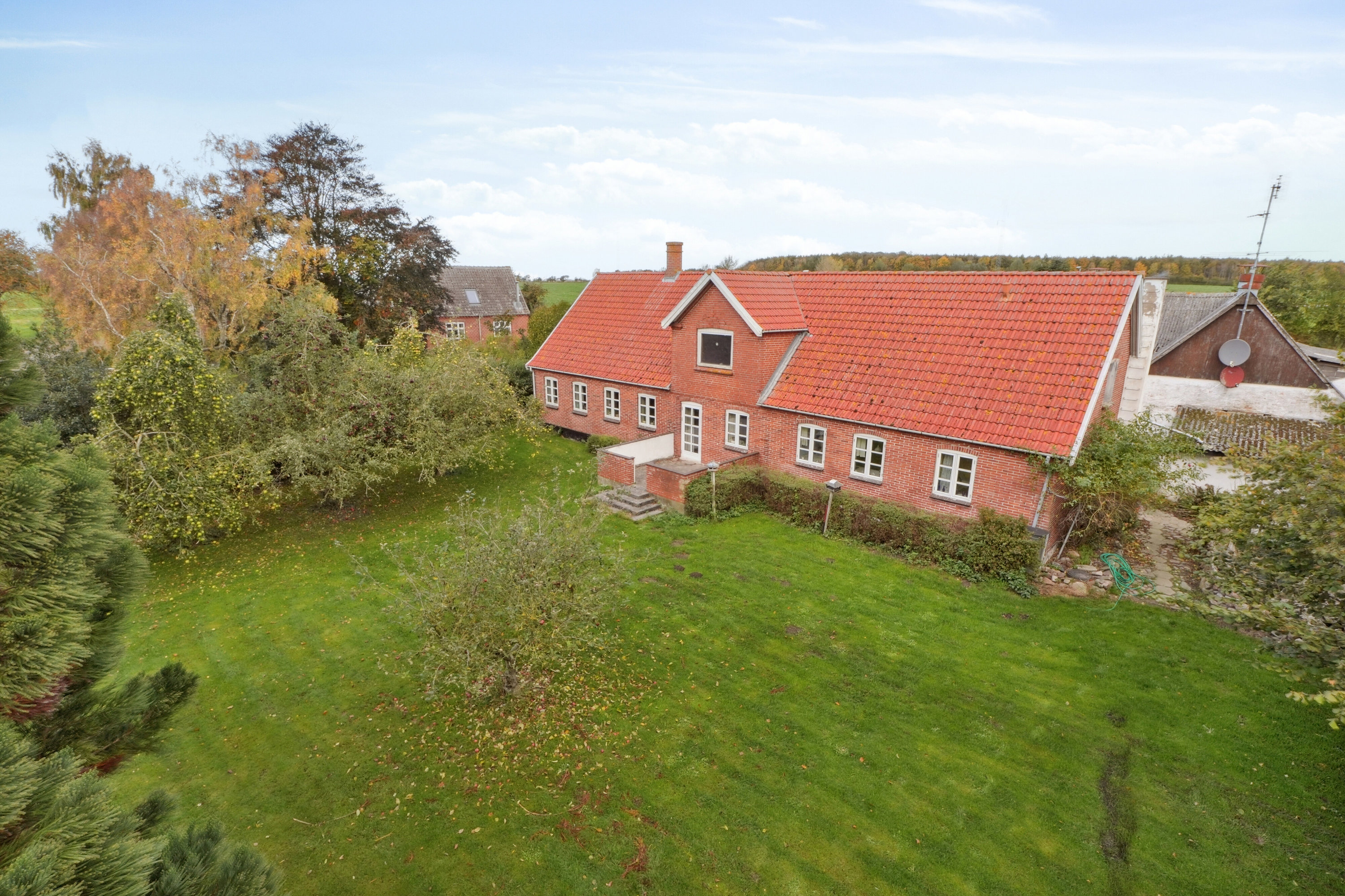 Fremhævet set fra haven billede i fuldskærmstilstand. Billede af Ristingevej 75, Hesselbjerg, 5932 Humble