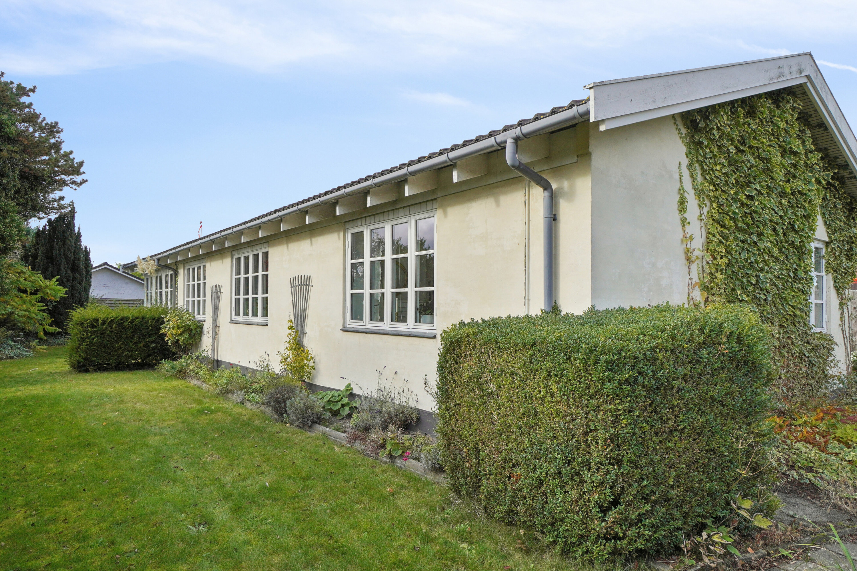 Fremhævet set fra haven billede i fuldskærmstilstand. Billede af Aavej 4, 3300 Frederiksværk