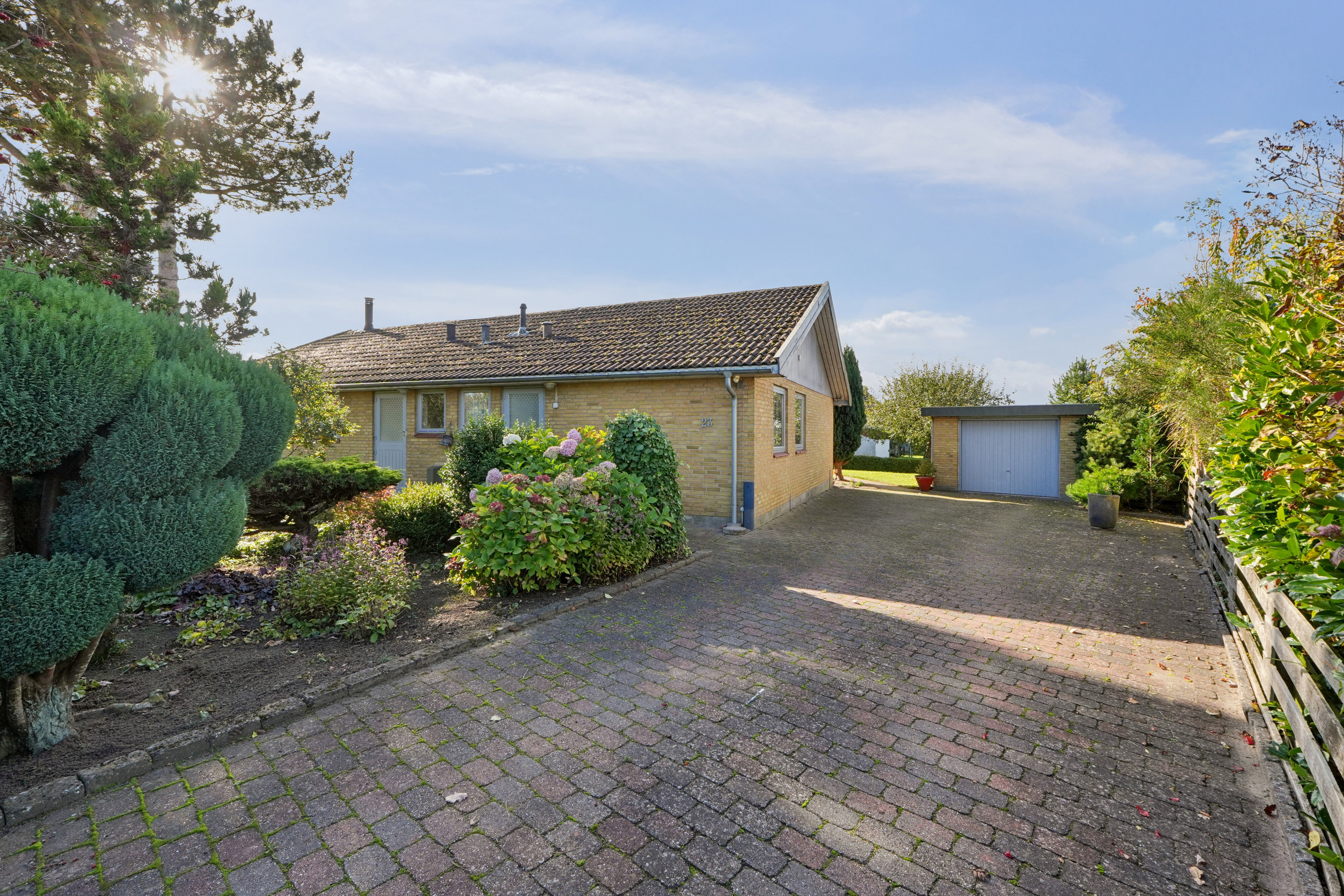 Fremhævet set fra vejen billede i fuldskærmstilstand. Billede af Grønnegade 21+23, Ulbølle, 5762 Vester Skerninge