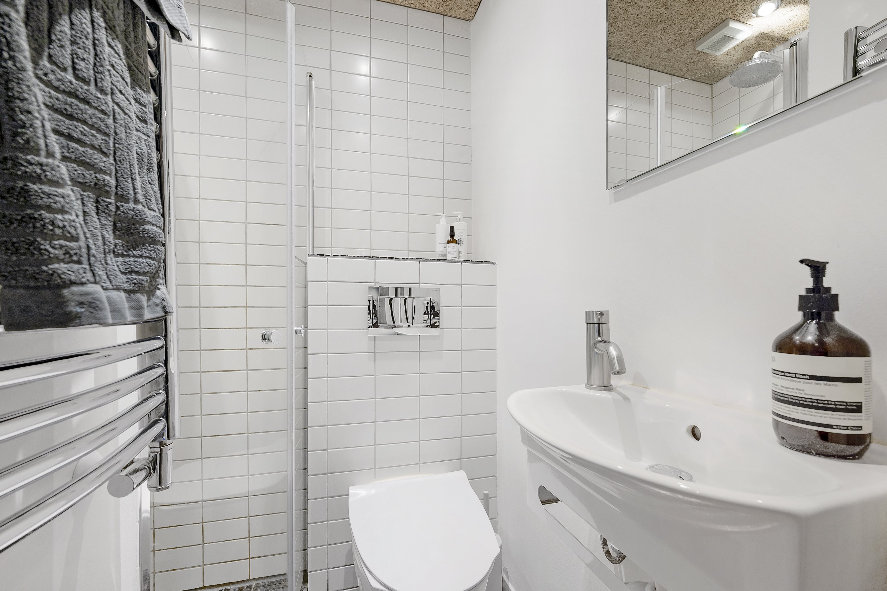 Fremhævet badeværelse billede i fuldskærmstilstand. Billede af Otto Mallings Gade 2, 4. tv., 2100 København Ø