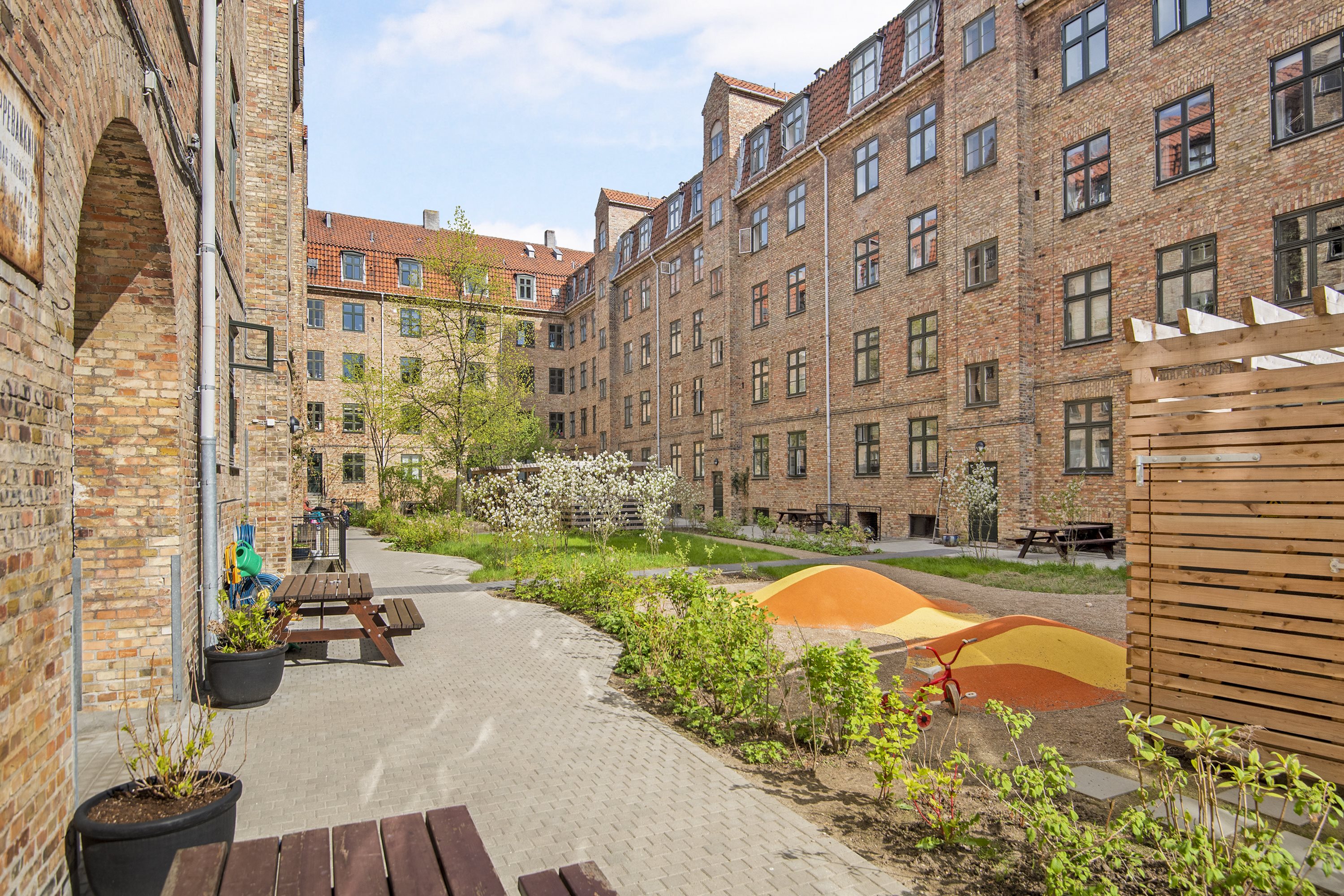 Fremhævet gårdmiljø billede i fuldskærmstilstand. Billede af Otto Mallings Gade 2, 4. tv., 2100 København Ø