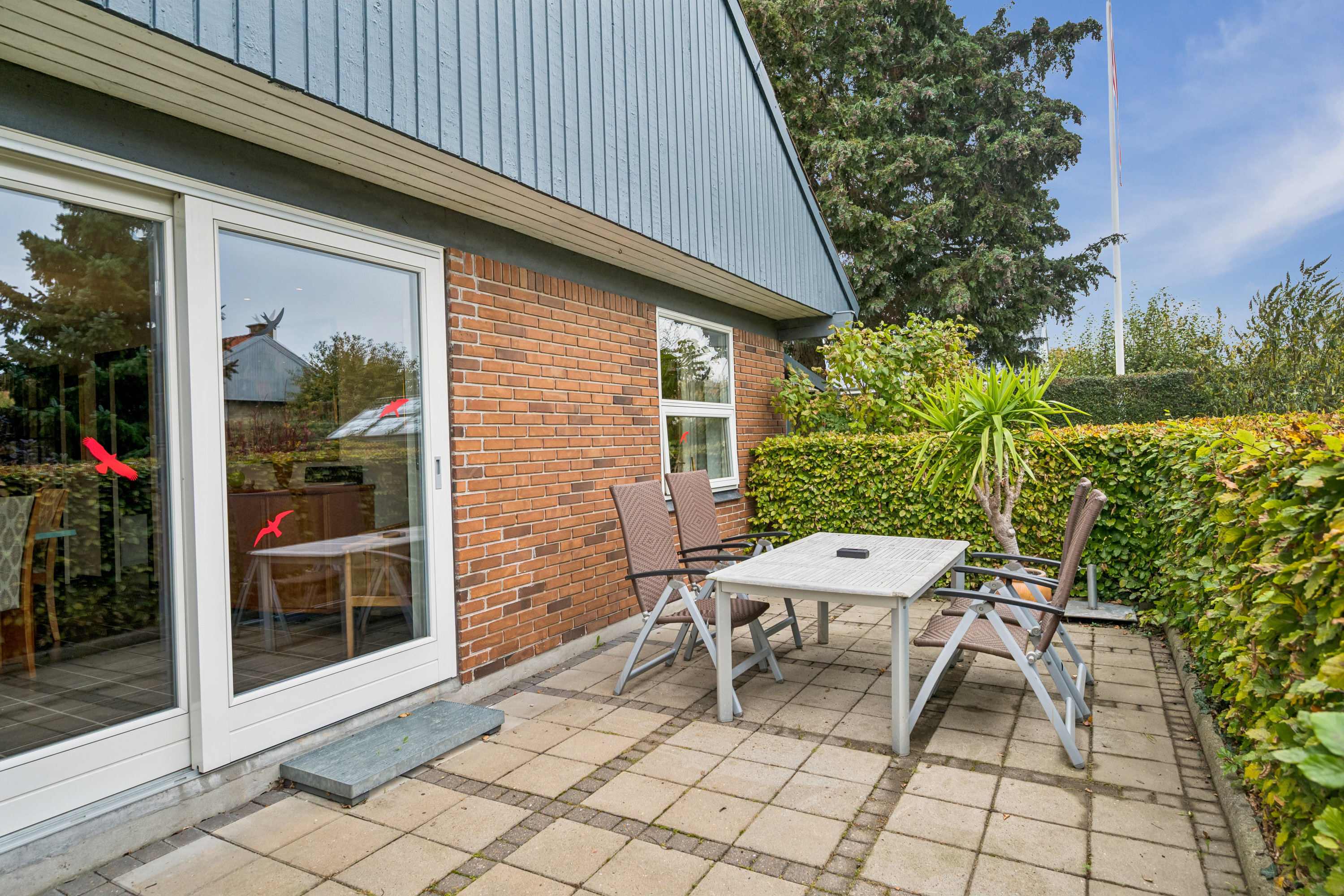 Fremhævet terrasse billede i fuldskærmstilstand. Billede af Rønvangen 62, 8382 Hinnerup