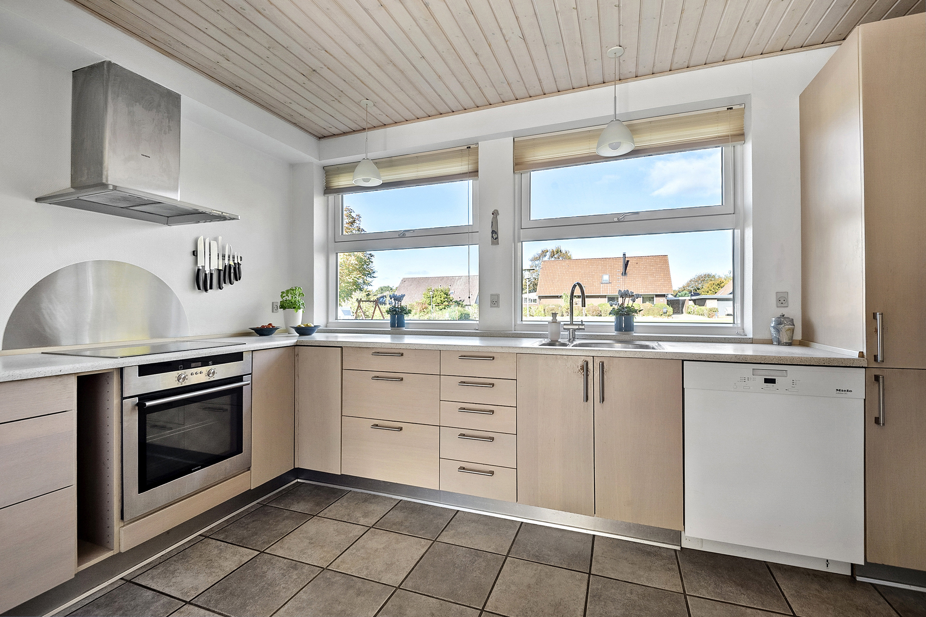 Fremhævet køkken billede i fuldskærmstilstand. Billede af Kastanielunden 48, 6705 Esbjerg Ø