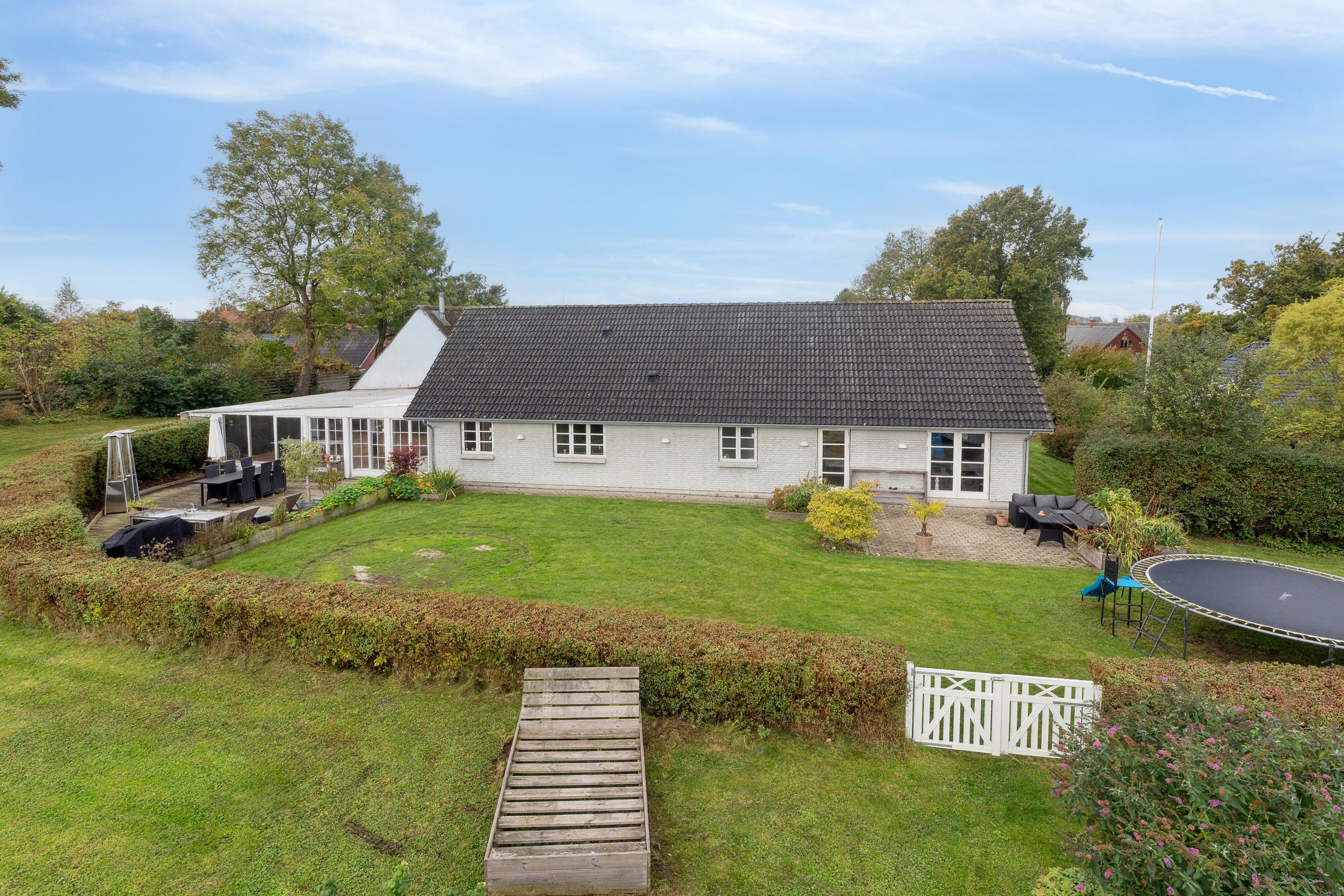 Fremhævet set fra haven billede i fuldskærmstilstand. Billede af Høstenvej 21, Høsten, 4690 Haslev