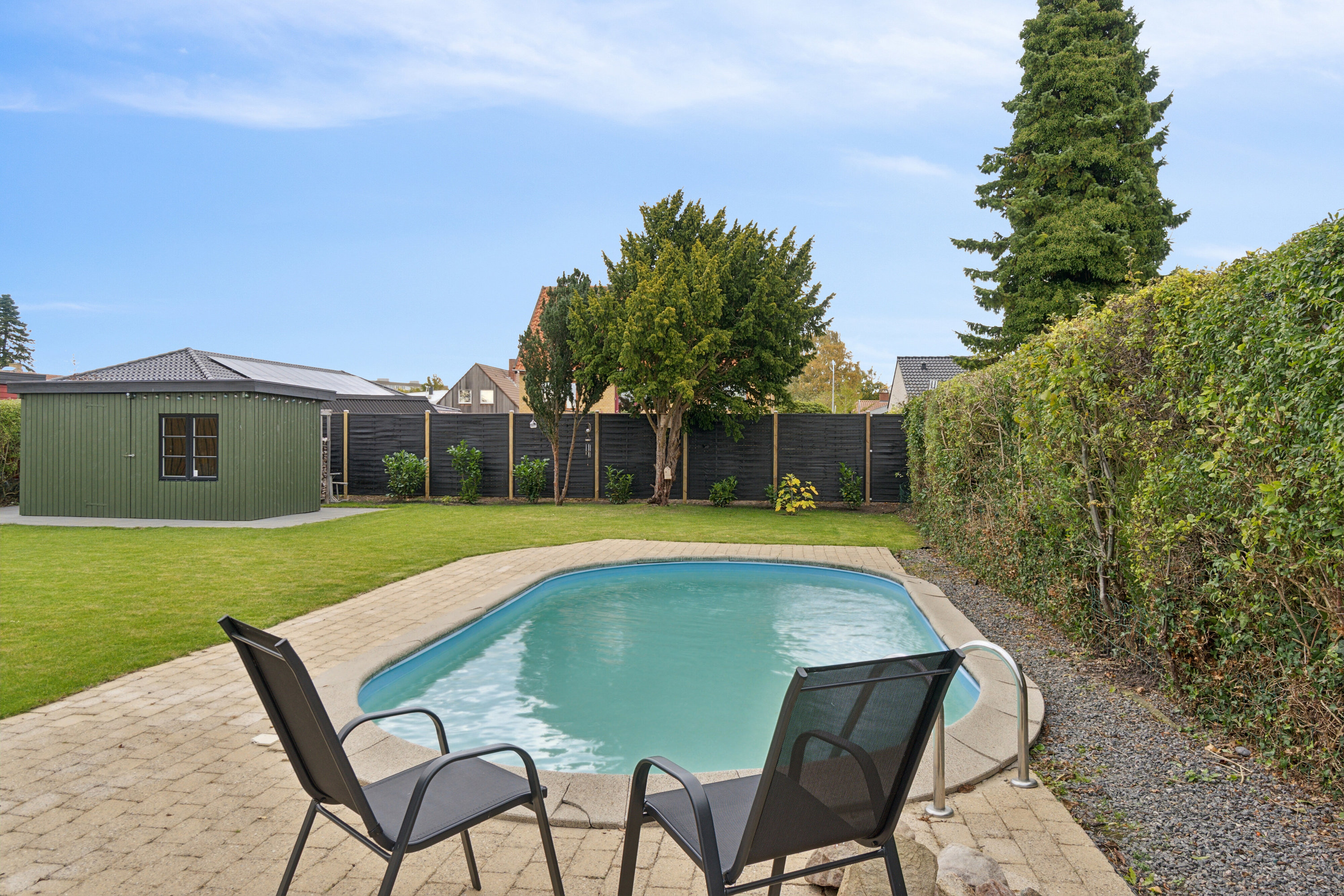 Fremhævet set fra haven billede i fuldskærmstilstand. Billede af Nymarksvej 22, 2650 Hvidovre