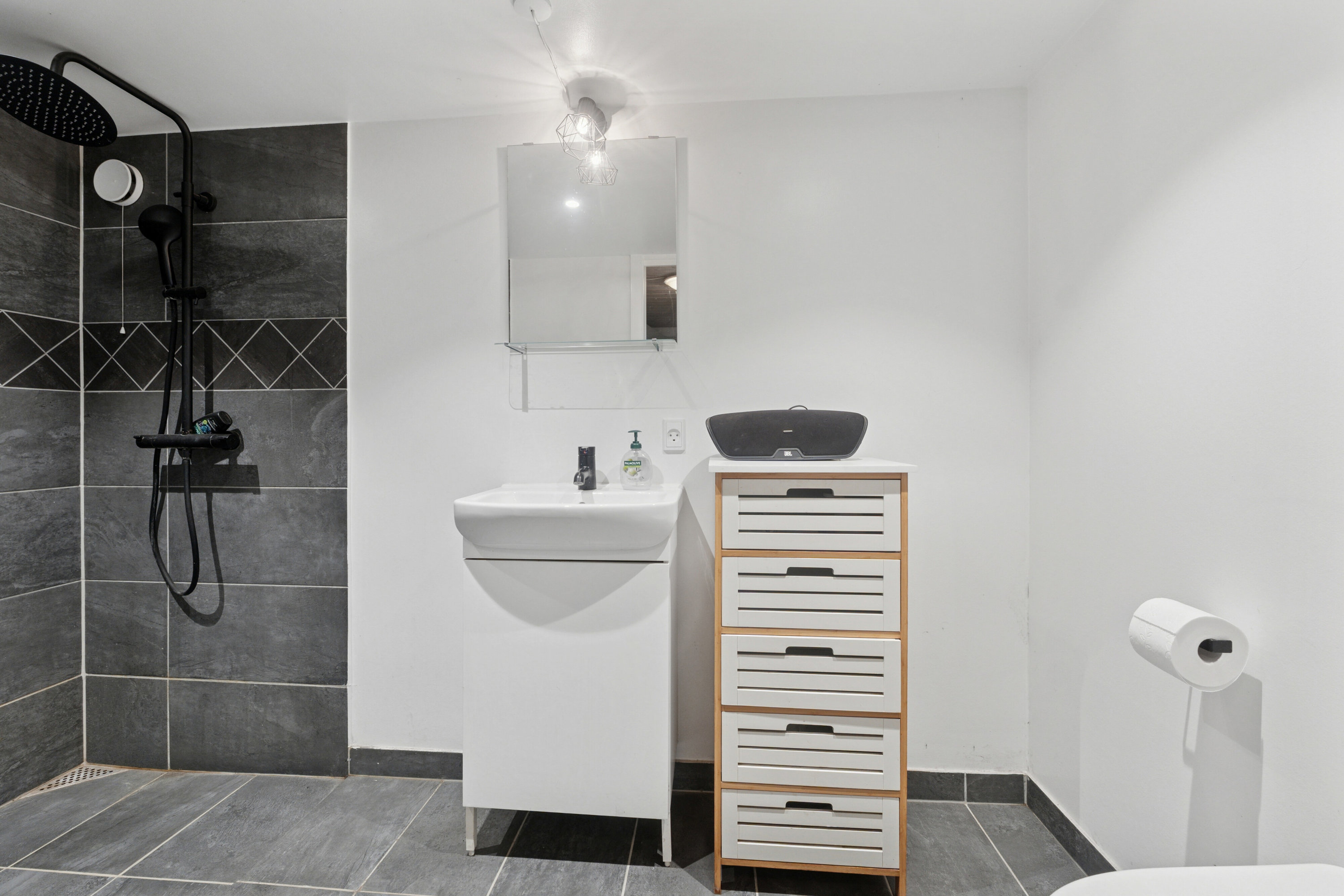 Fremhævet badeværelse billede i fuldskærmstilstand. Billede af Evensølundvej 4, 4720 Præstø