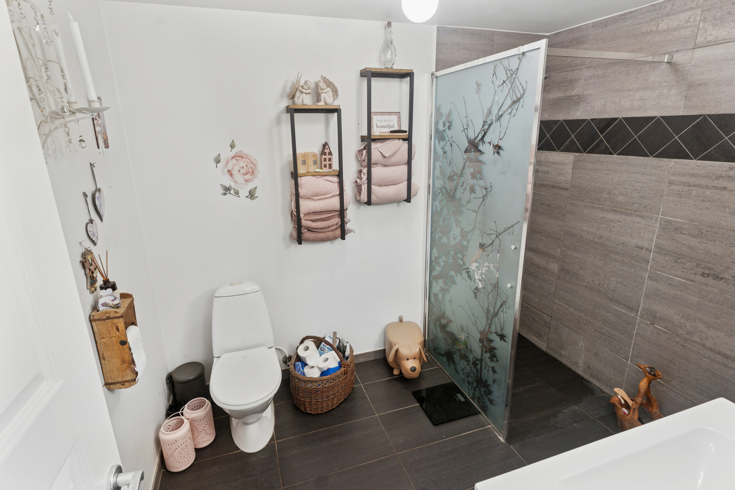 Fremhævet badeværelse billede i fuldskærmstilstand. Billede af Evensølundvej 4, 4720 Præstø